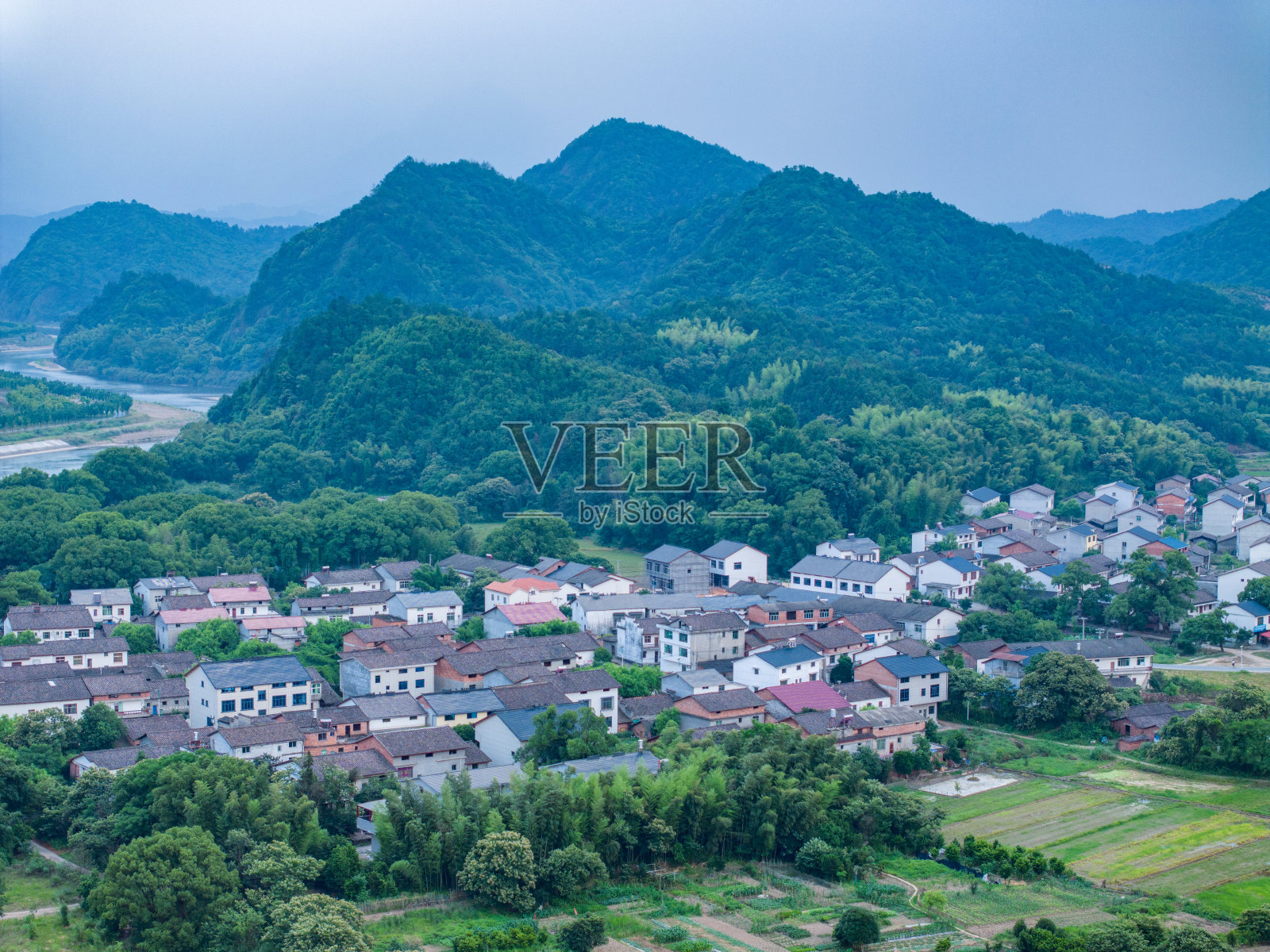 俯瞰中国乡村民居和河流风光照片摄影图片