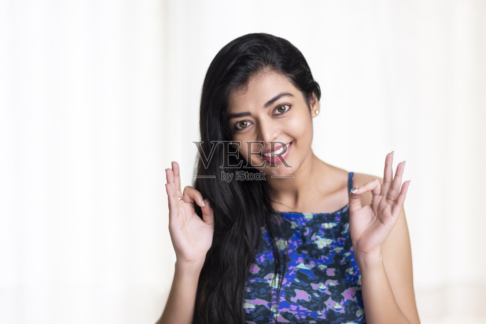 开朗的年轻女子，手相最好照片摄影图片