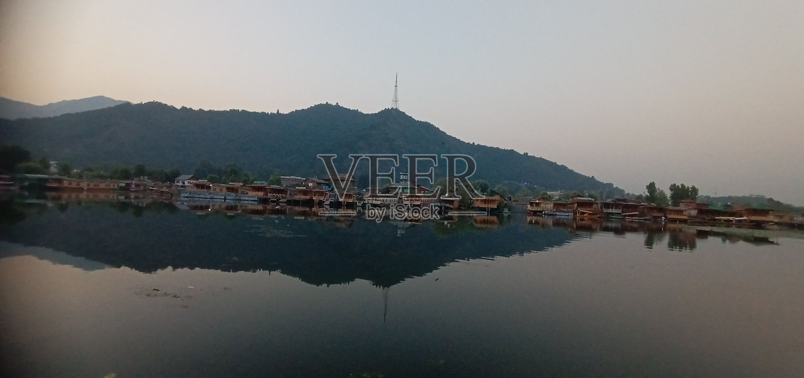 令人惊叹的城市天际线映照在宁静的湖水中照片摄影图片