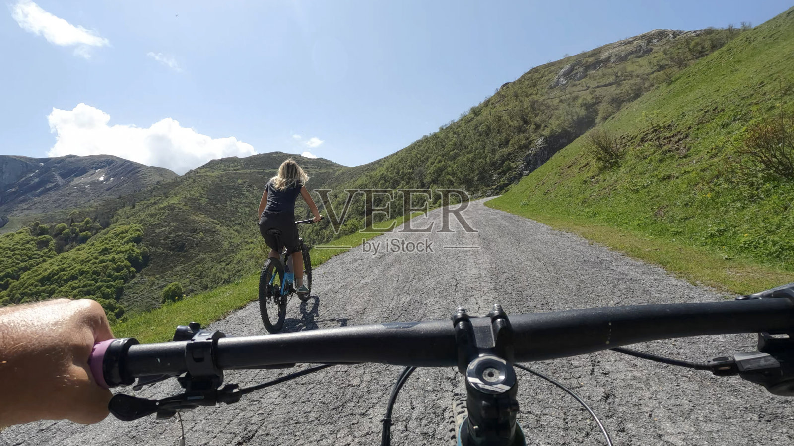 骑自行车上山的第一人称视角照片摄影图片