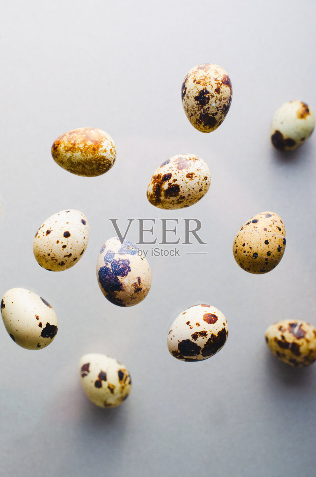 鹌鹑蛋在米色背景，复活节概念照片摄影图片