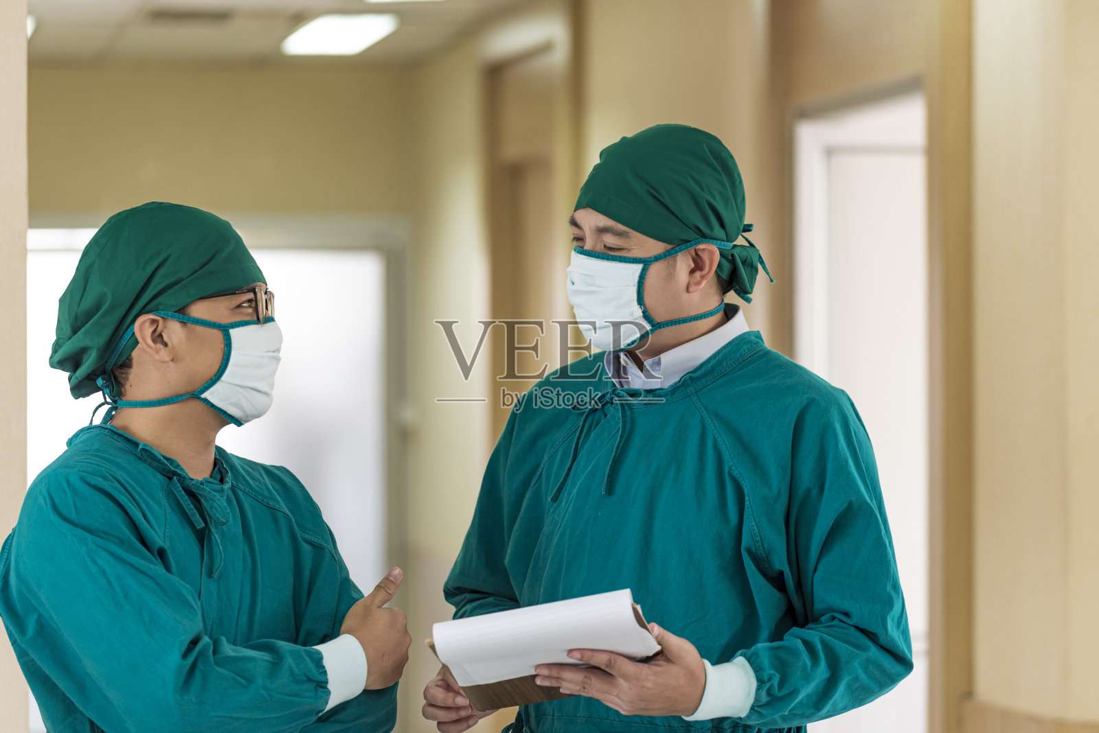 专业的外科医生团队在会议期间讨论了入口手术室术前的健康检查支持-医疗保健概念照片摄影图片