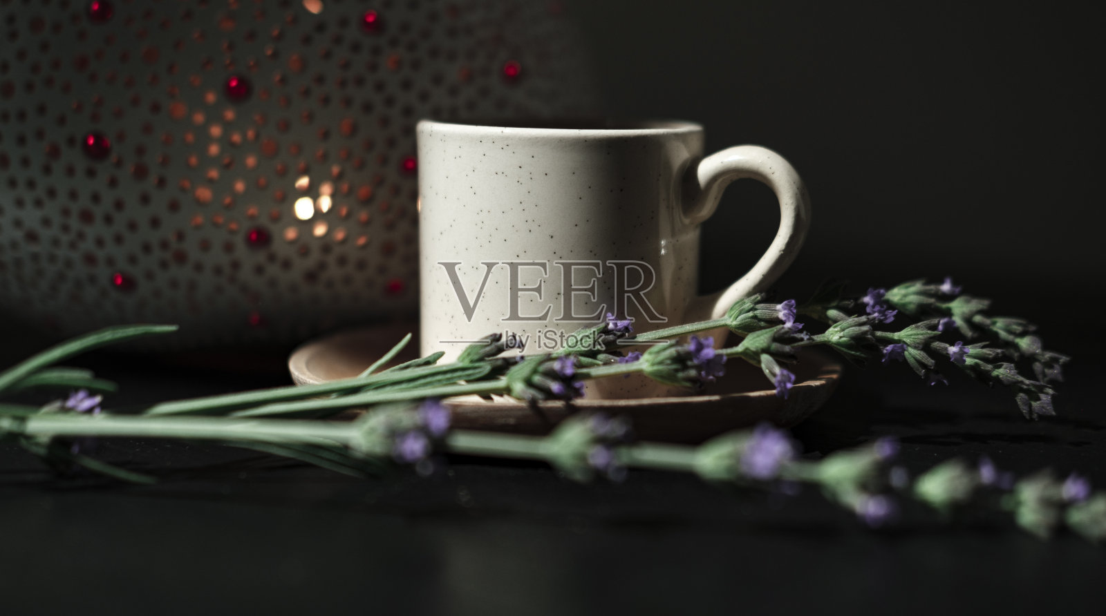 奥斯曼风格的土耳其咖啡采用有机陶瓷和木制杯子，薰衣草花朵，自然传统茶灯蜡烛装饰照片摄影图片