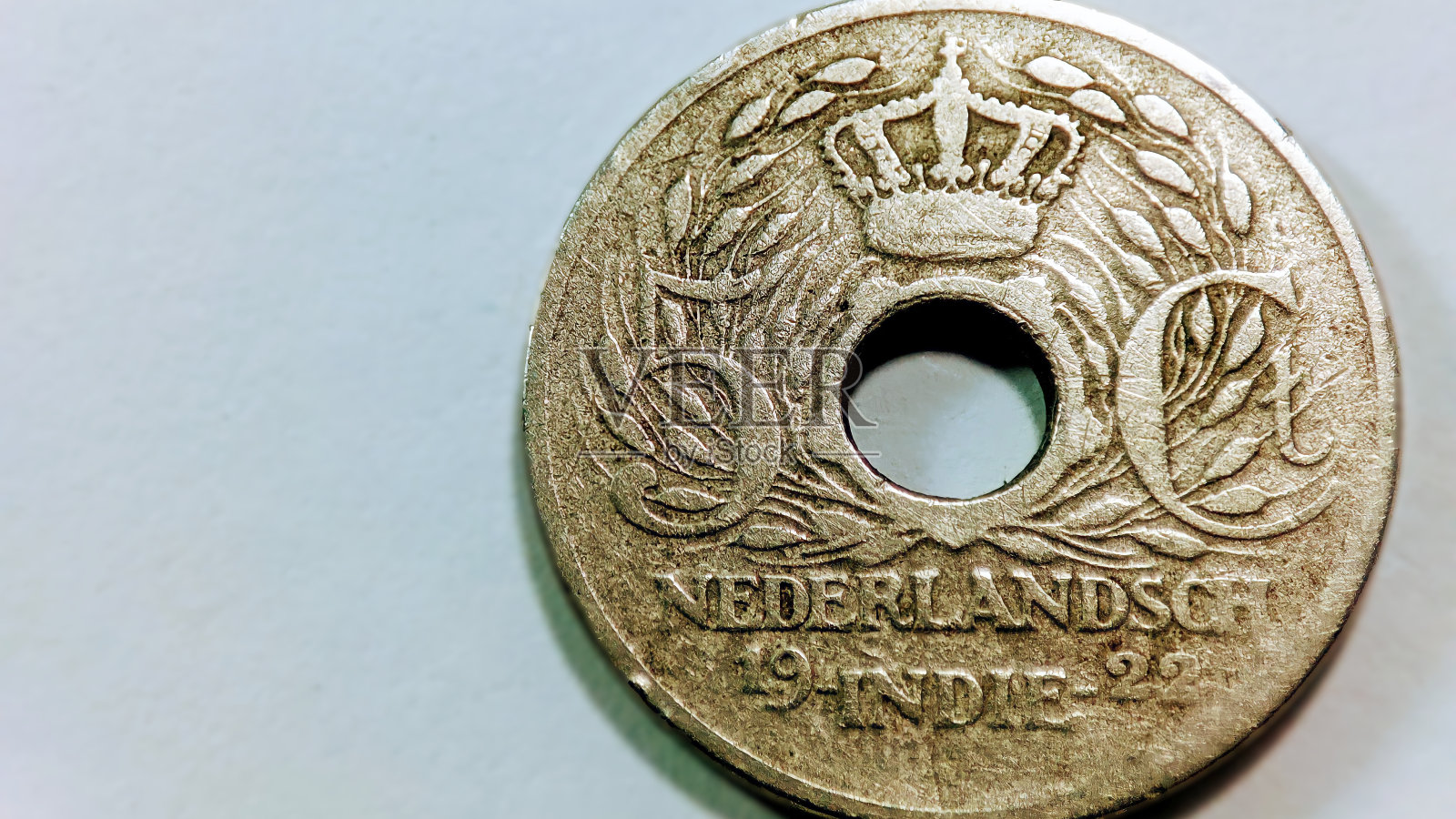 中间有个洞的旧硬币照片摄影图片