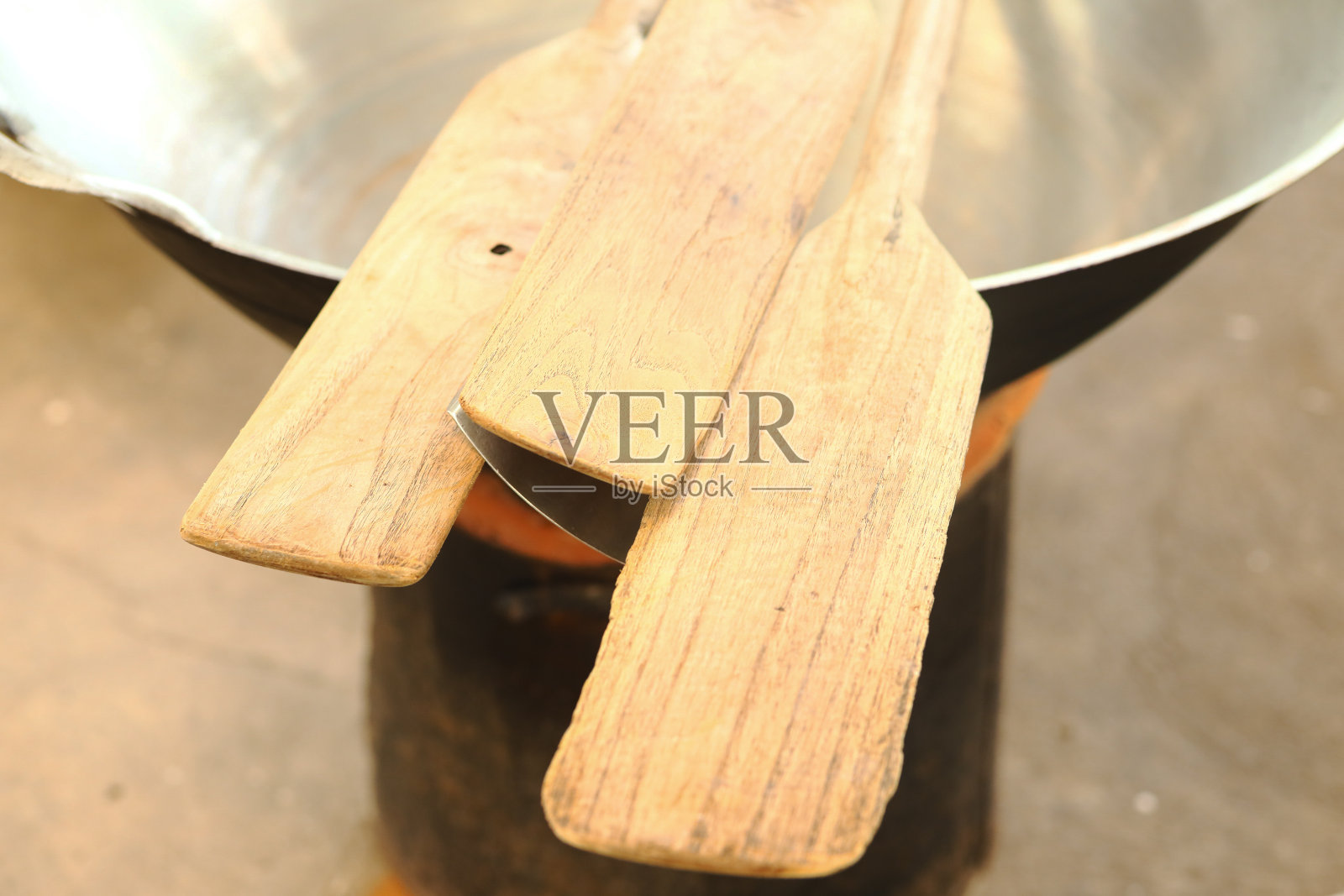 大锅和木勺照片摄影图片