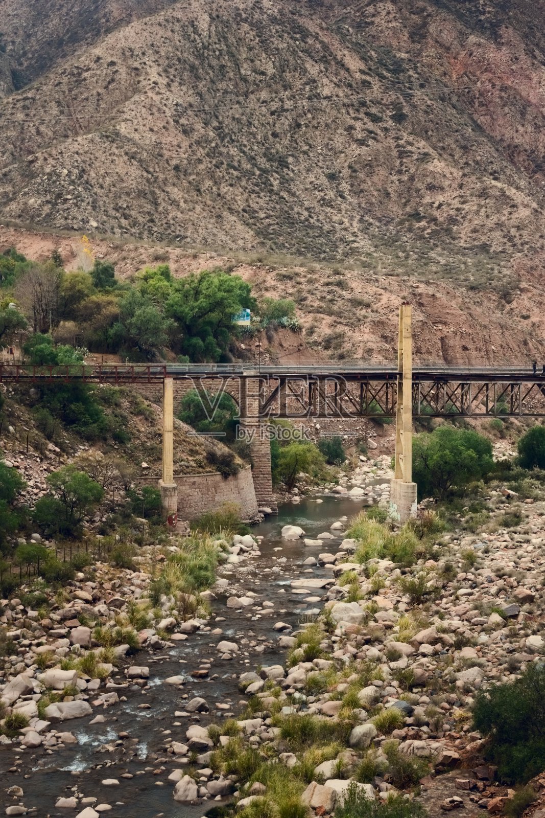 阿根廷门多萨省卡Cacheuta的旧铁路桥。照片摄影图片