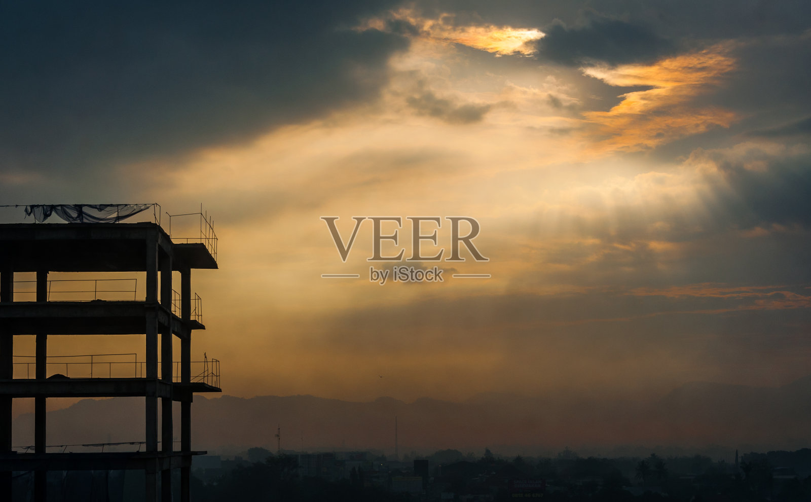 天窗与未完工建筑照片摄影图片