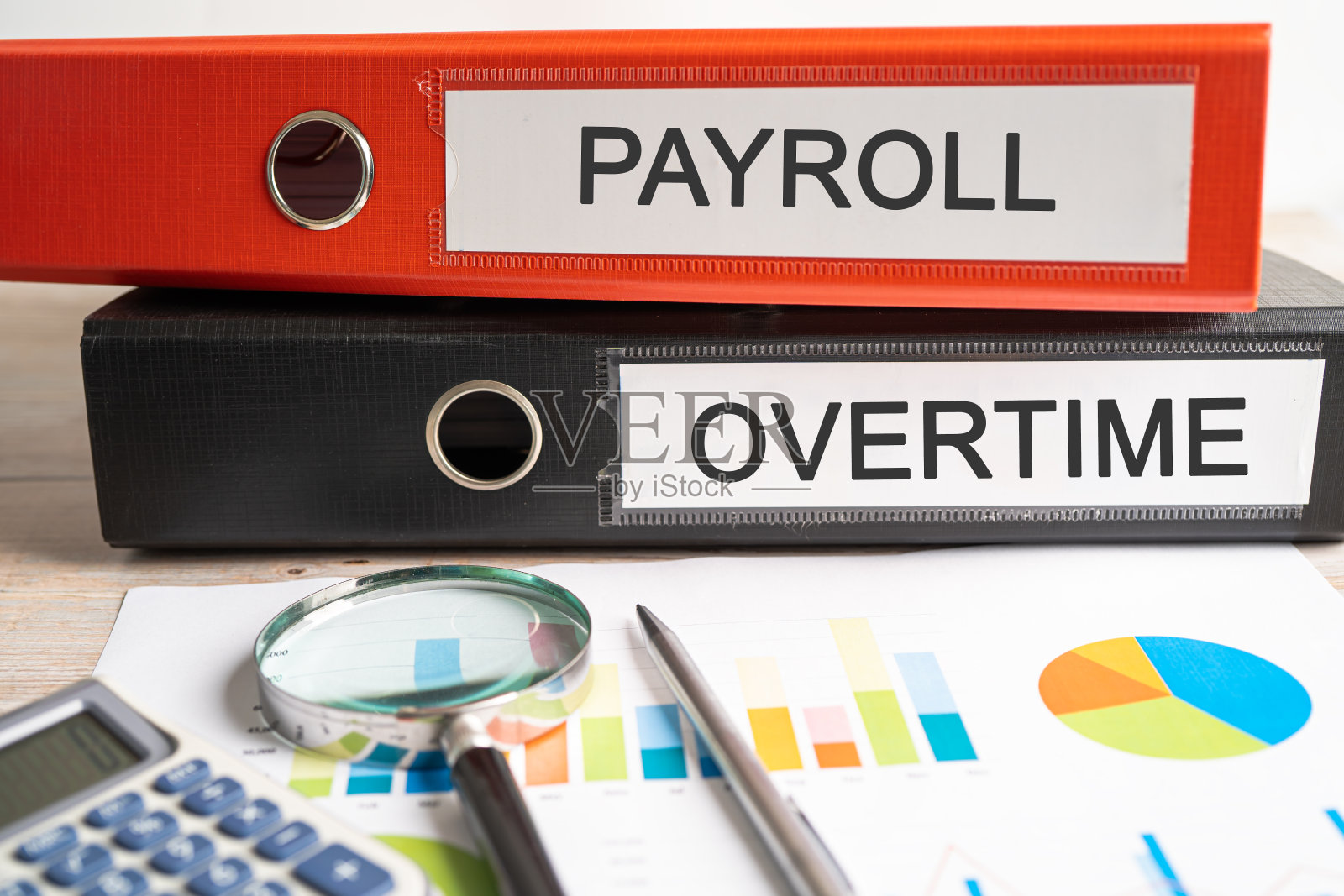 工资加班。Binder数据财务报告业务与图形分析在办公室。照片摄影图片