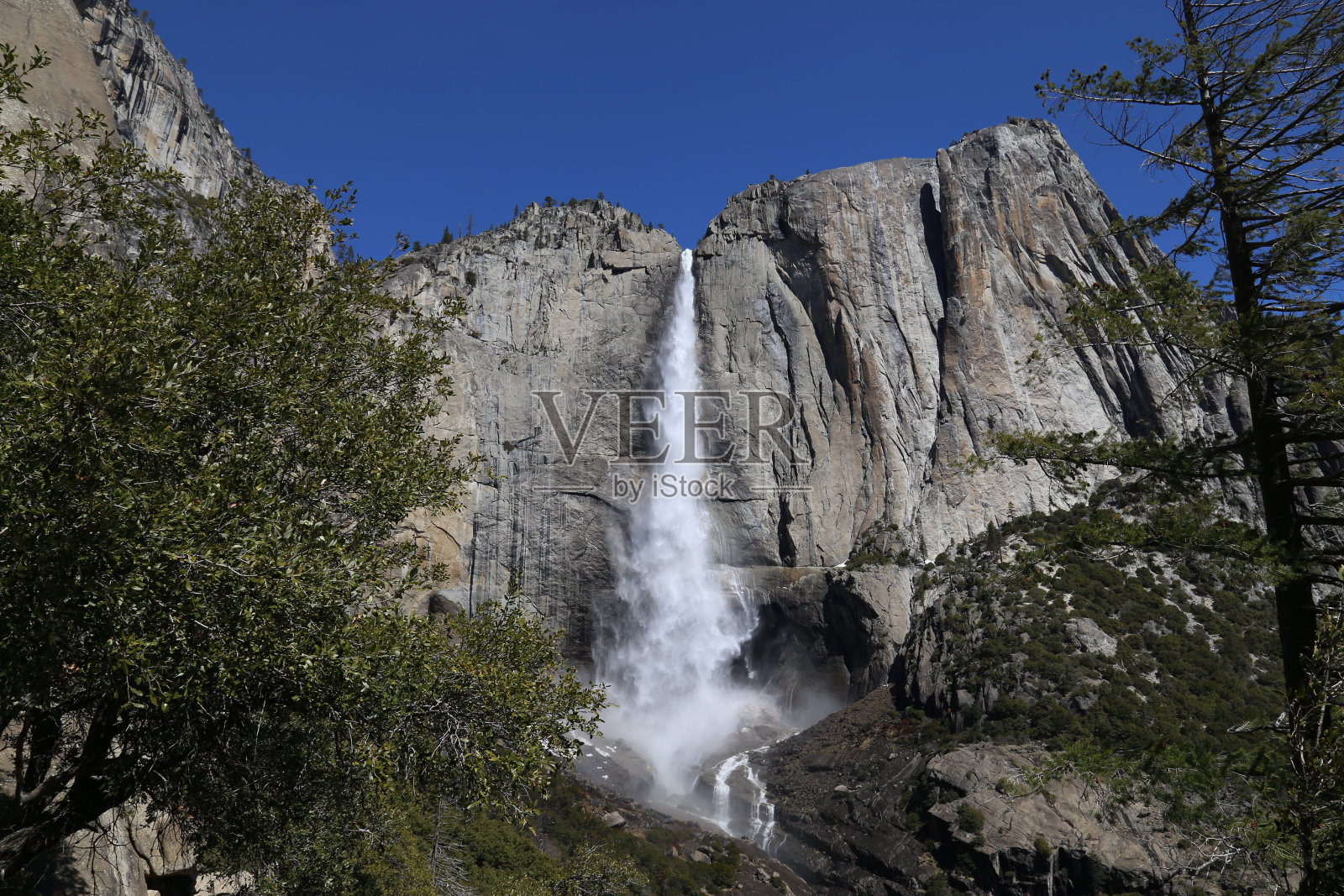 约塞米蒂国家公园的瀑布照片摄影图片