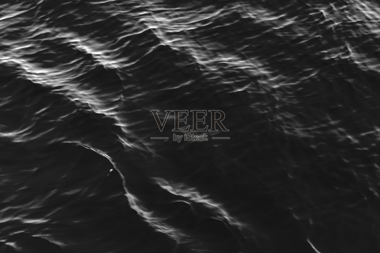 黑色的水面有波浪。水波纹。水面的纹理。照片摄影图片