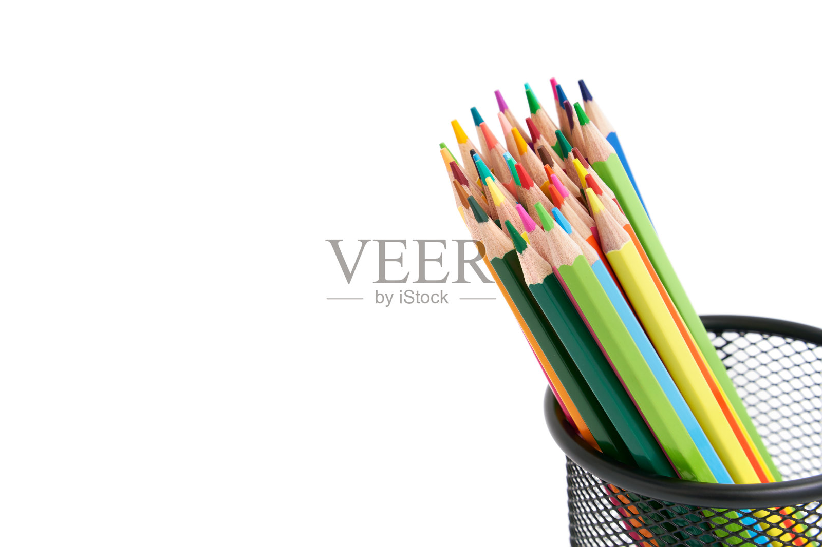 笔筒里装满了孤立背景上的铅笔照片摄影图片