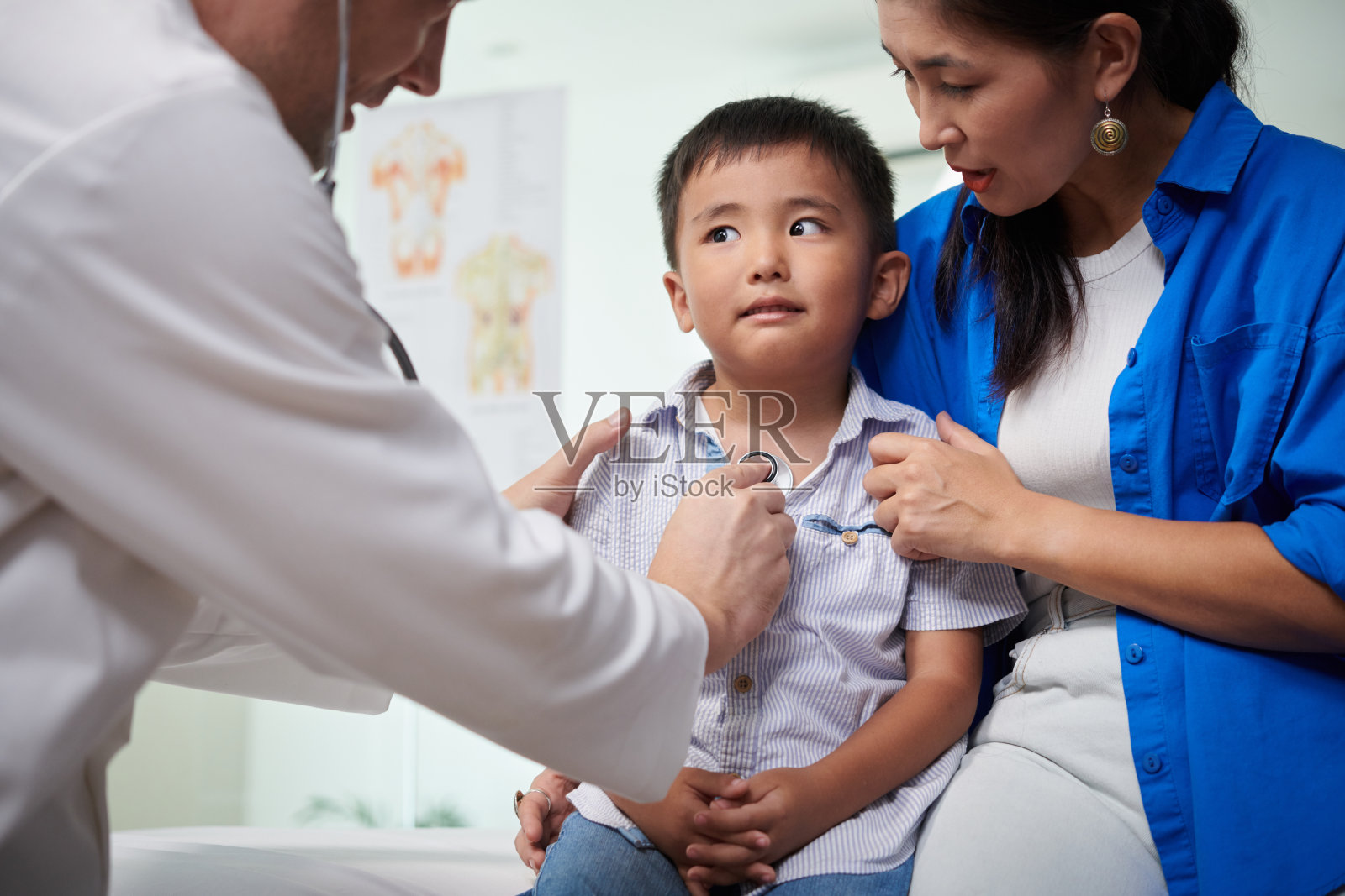 恐怖男孩看医生照片摄影图片