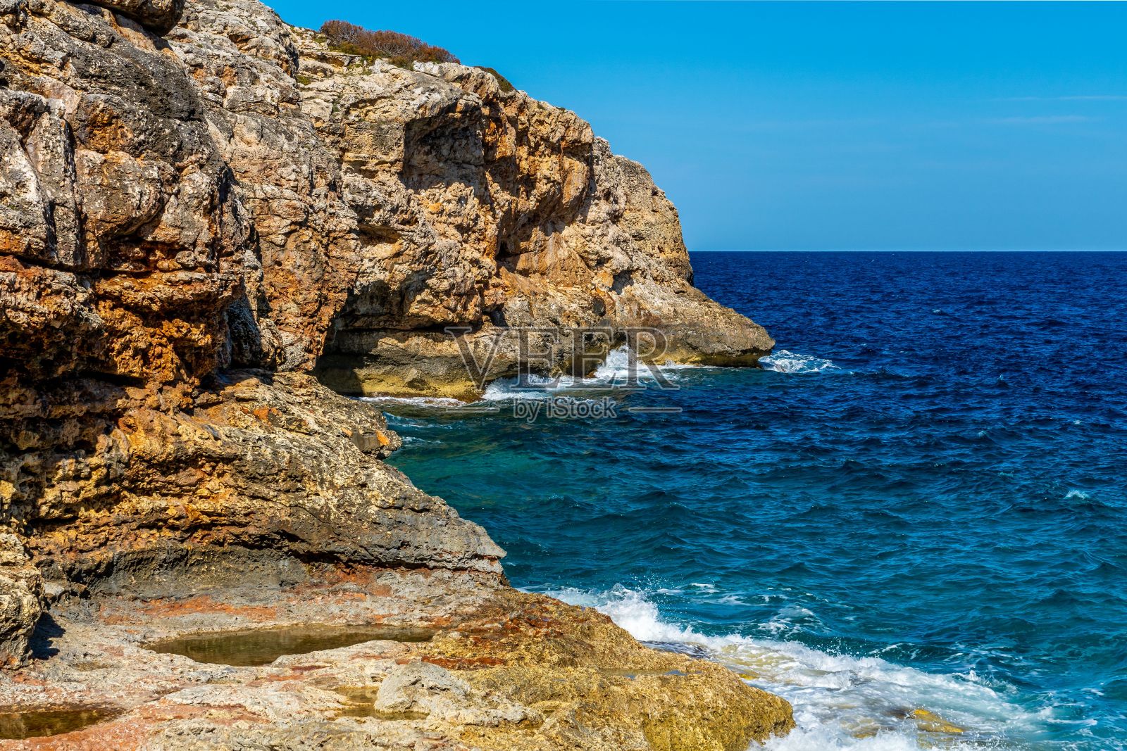 风景秀丽的马略卡岛海岸线与水晶蓝色的水，西班牙。照片摄影图片