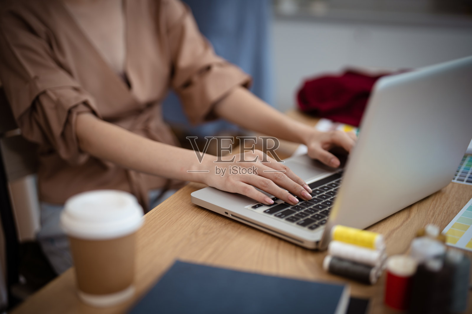 时尚时装设计师在工作室为新系列设计草图。创意设计理念照片摄影图片