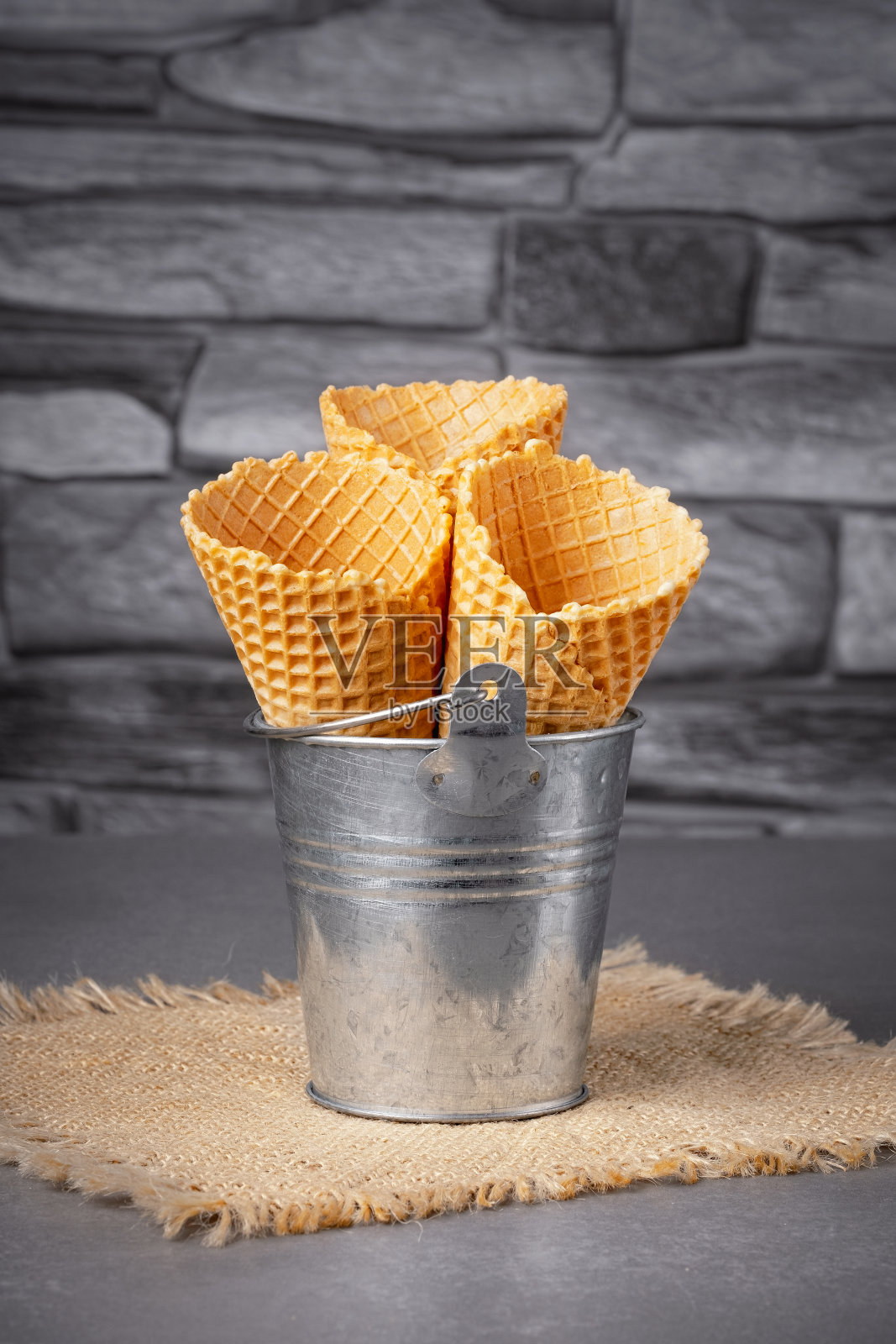 冰淇淋甜筒放在一个小桶里照片摄影图片