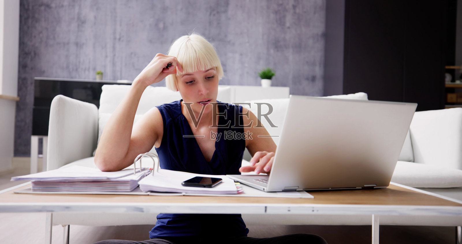 因文书工作而头痛的女性照片摄影图片