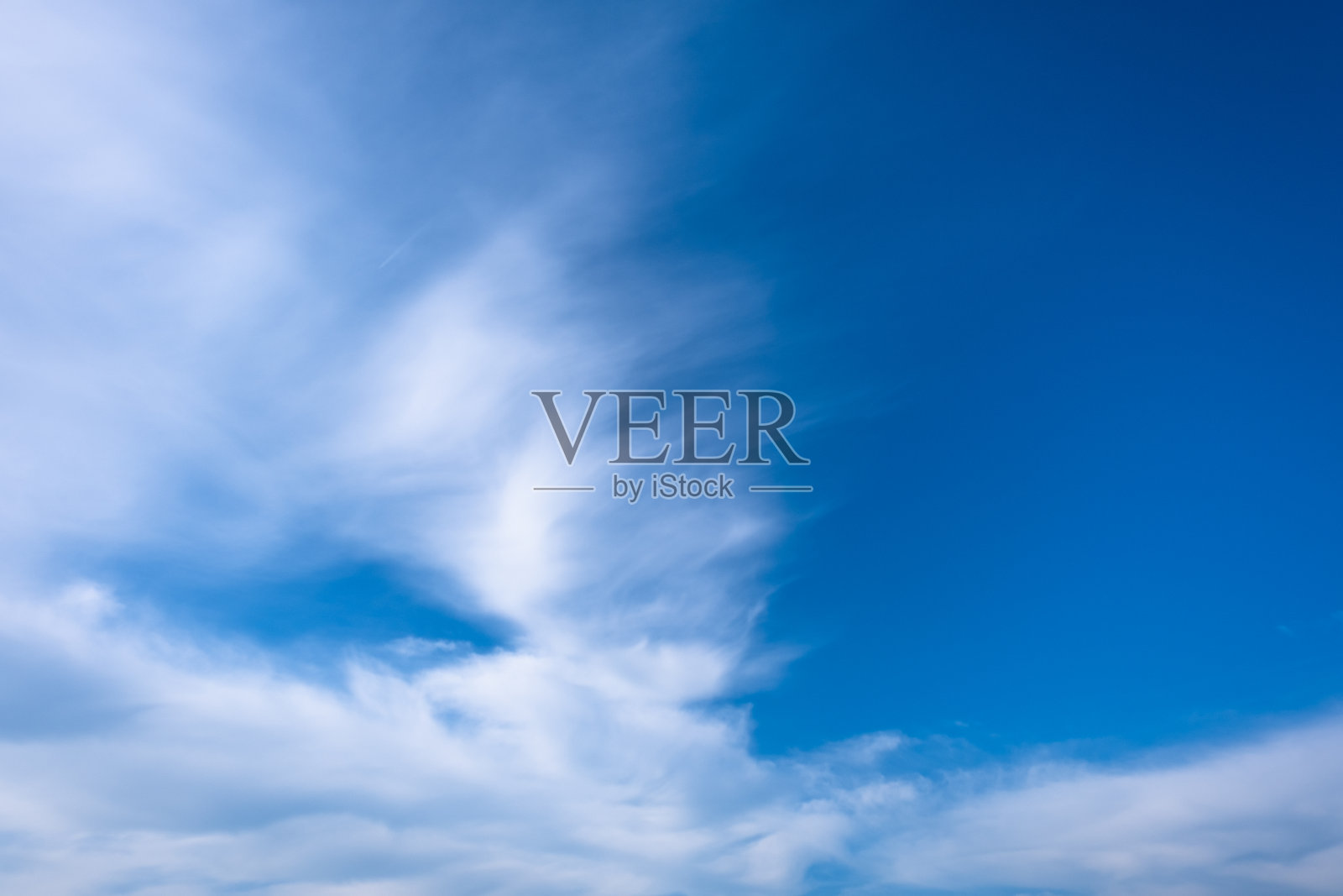 蓝色天空中蓬松的卷云。照片摄影图片