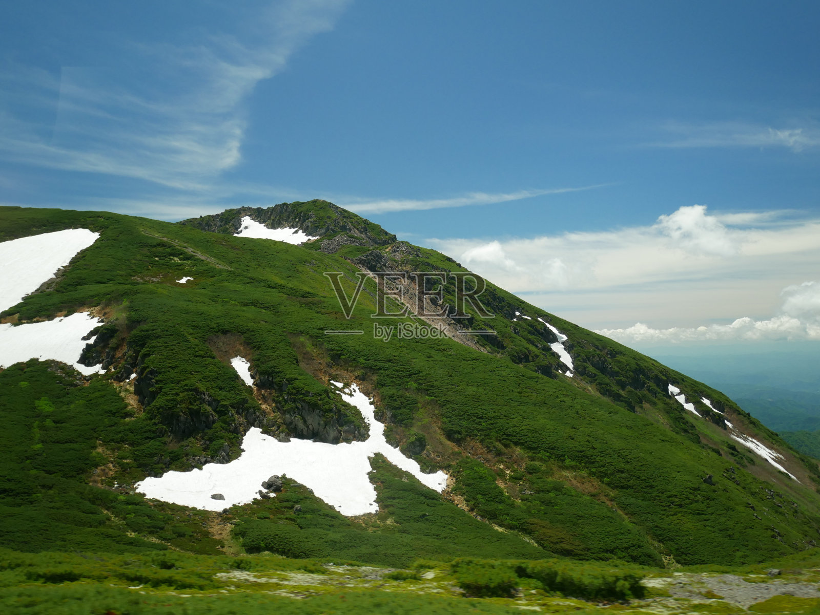 2022年6月28日日本岐阜县北仓田中寺的山景和野花照片摄影图片