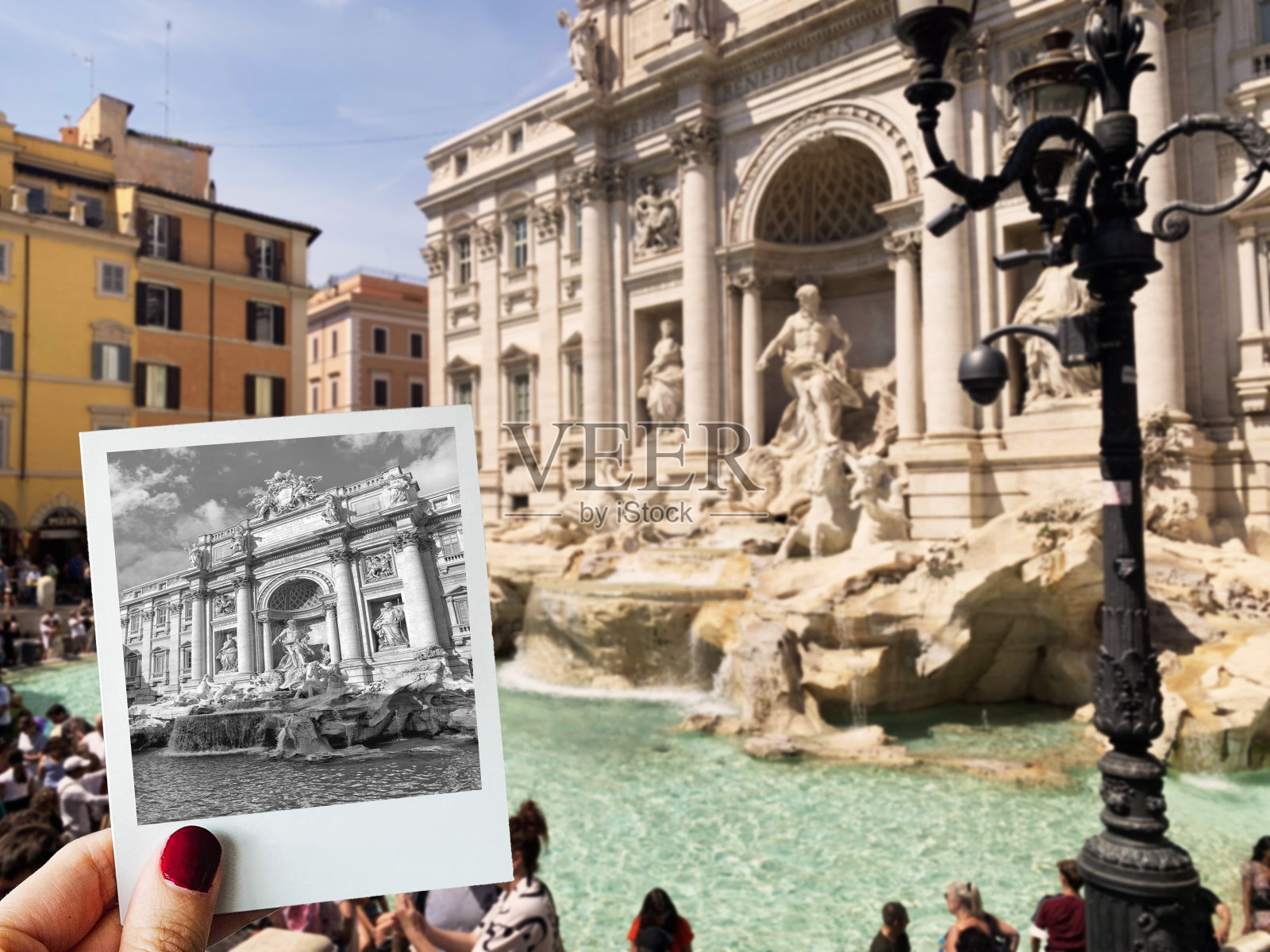 意大利罗马特莱维喷泉前的宝丽来照片照片摄影图片