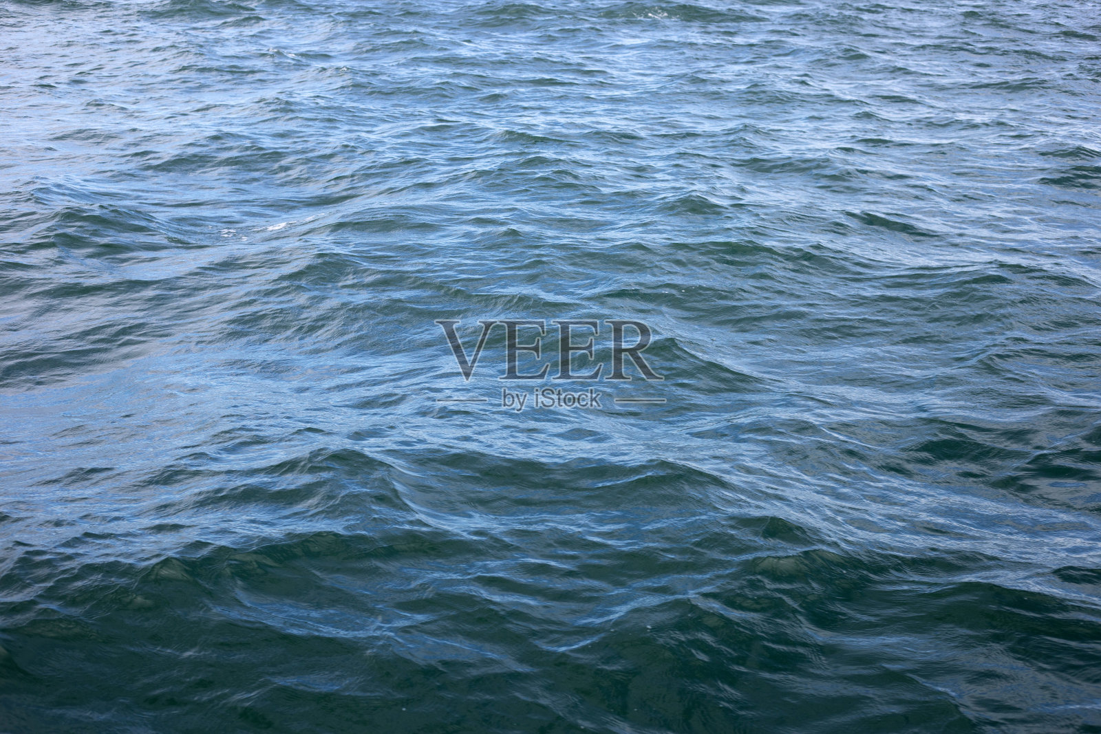 蓝色的海水表面纹理。蓝海之夏照片摄影图片