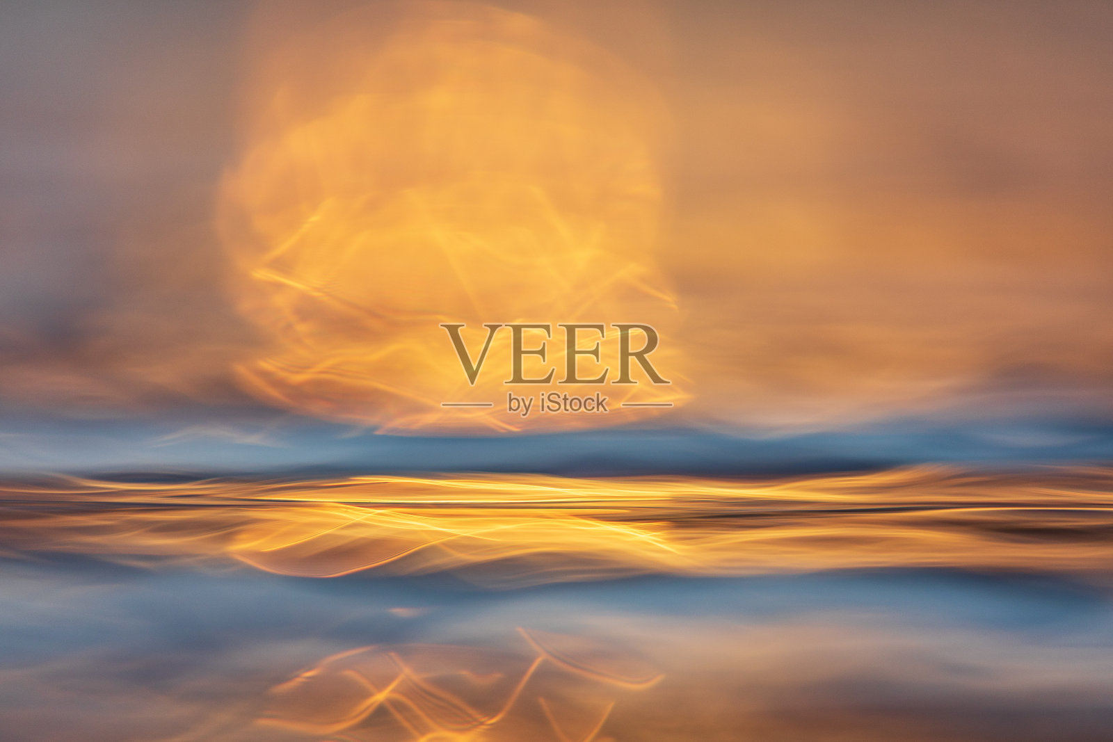 抽象的表面张力和自然图案的水与金色的光照片摄影图片