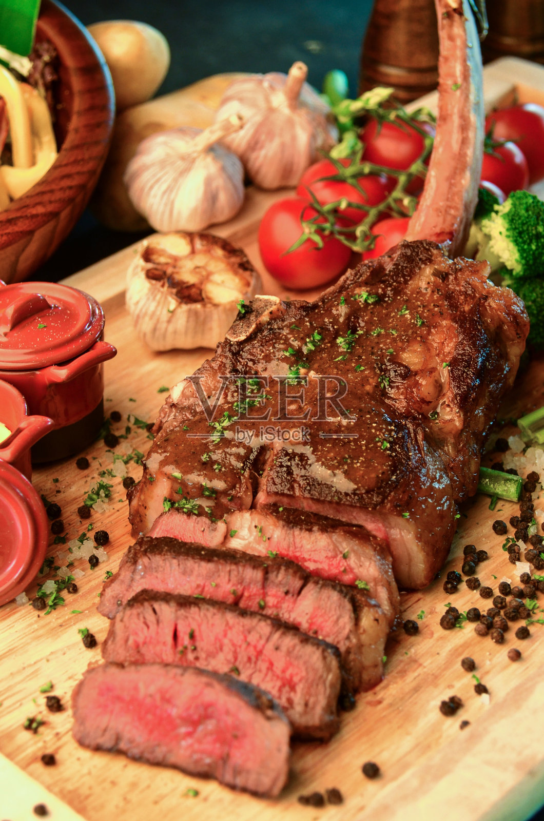 多汁的牛排和烤蔬菜混合在一个质朴的木板上照片摄影图片