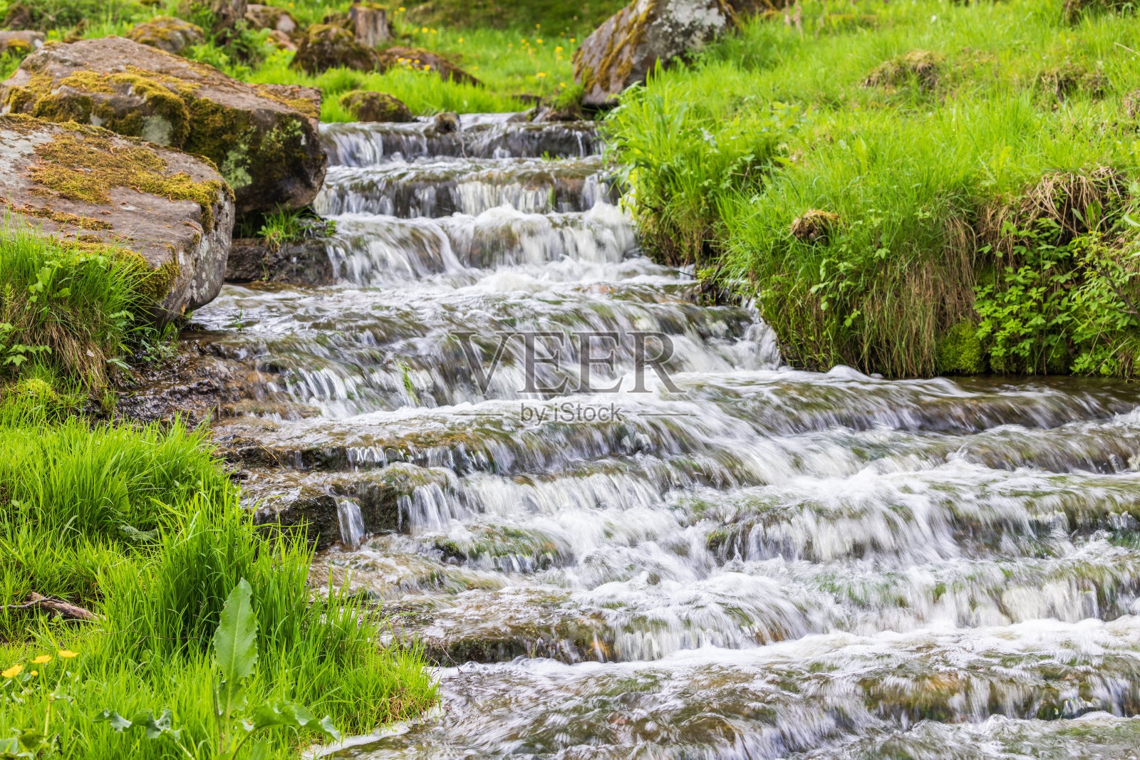 小溪里流动的水照片摄影图片