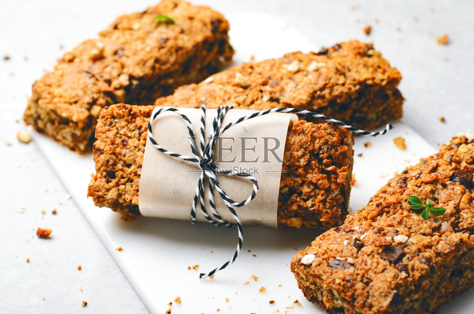 格兰诺拉燕麦棒配坚果和巧克力片，健康的自制零食照片摄影图片