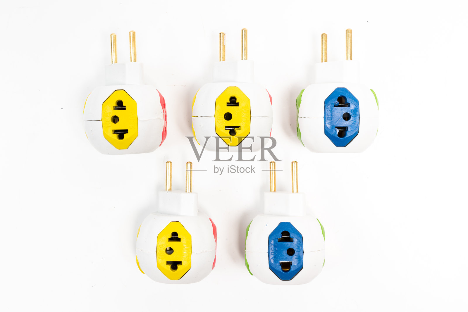 彩色多插头电源适配器上隔离白色。照片摄影图片