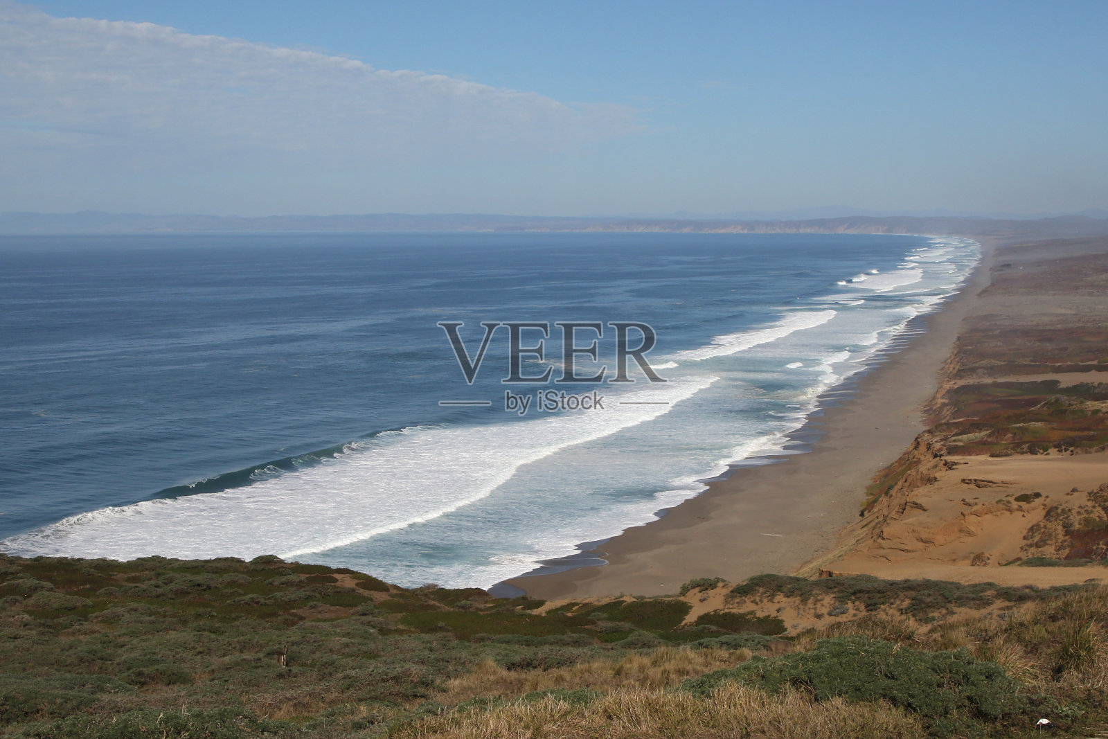 从灯塔眺望，加州雷耶斯岬国家海岸照片摄影图片