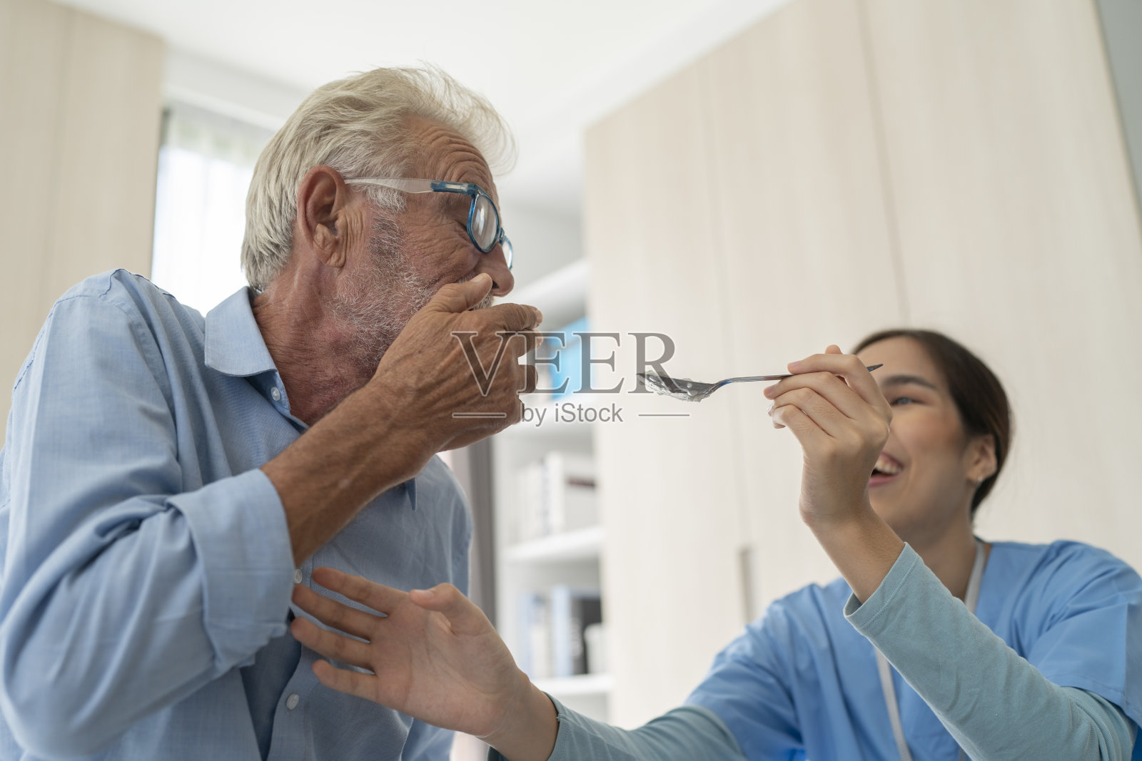 老人不能在一天的早晨吃米饭，健康观念。照片摄影图片