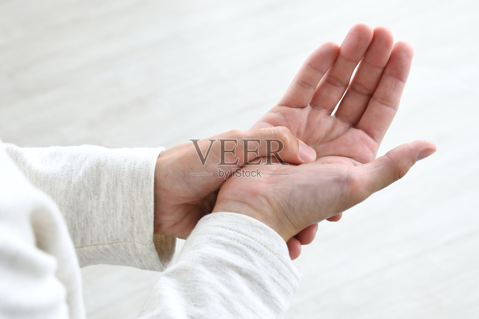 手麻木的女人照片摄影图片