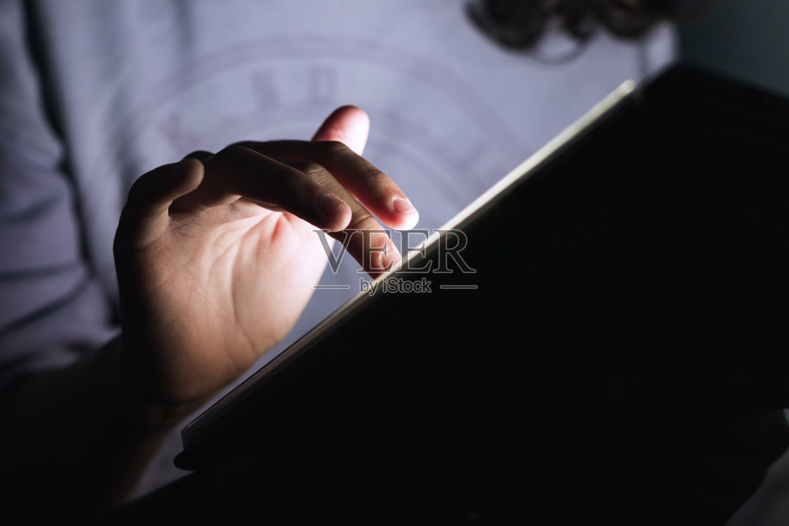 无法辨认的孩子在使用数码平板电脑照片摄影图片