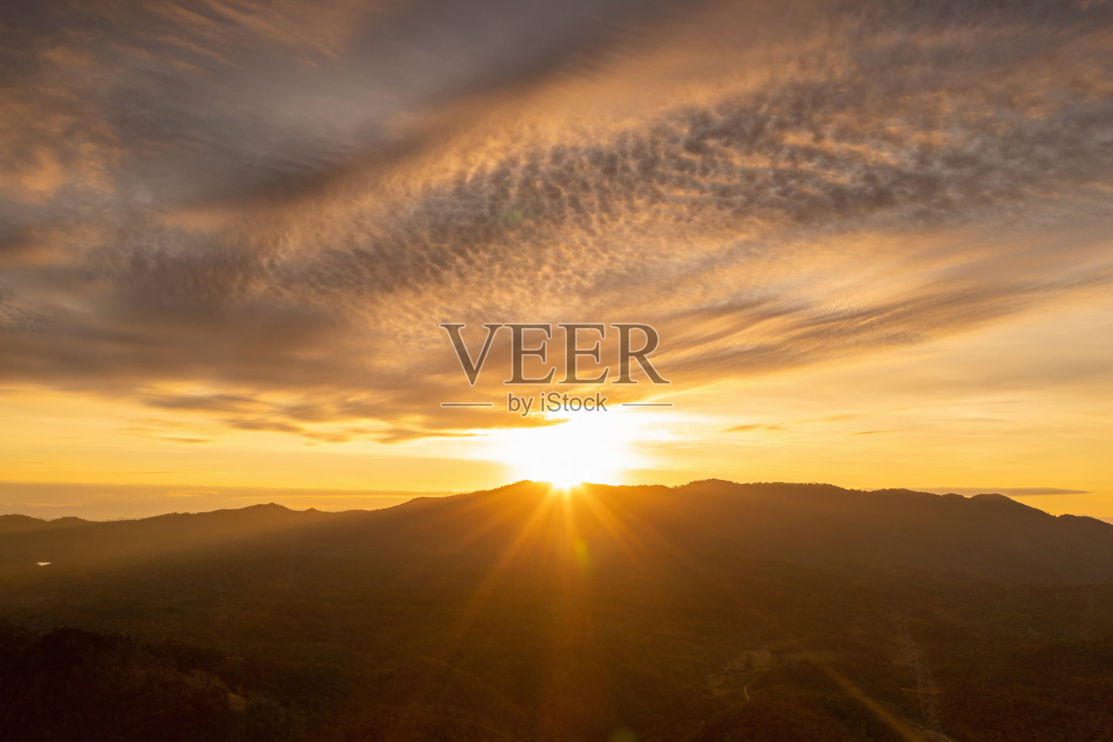 早晨，美丽的日出在山上。照片摄影图片