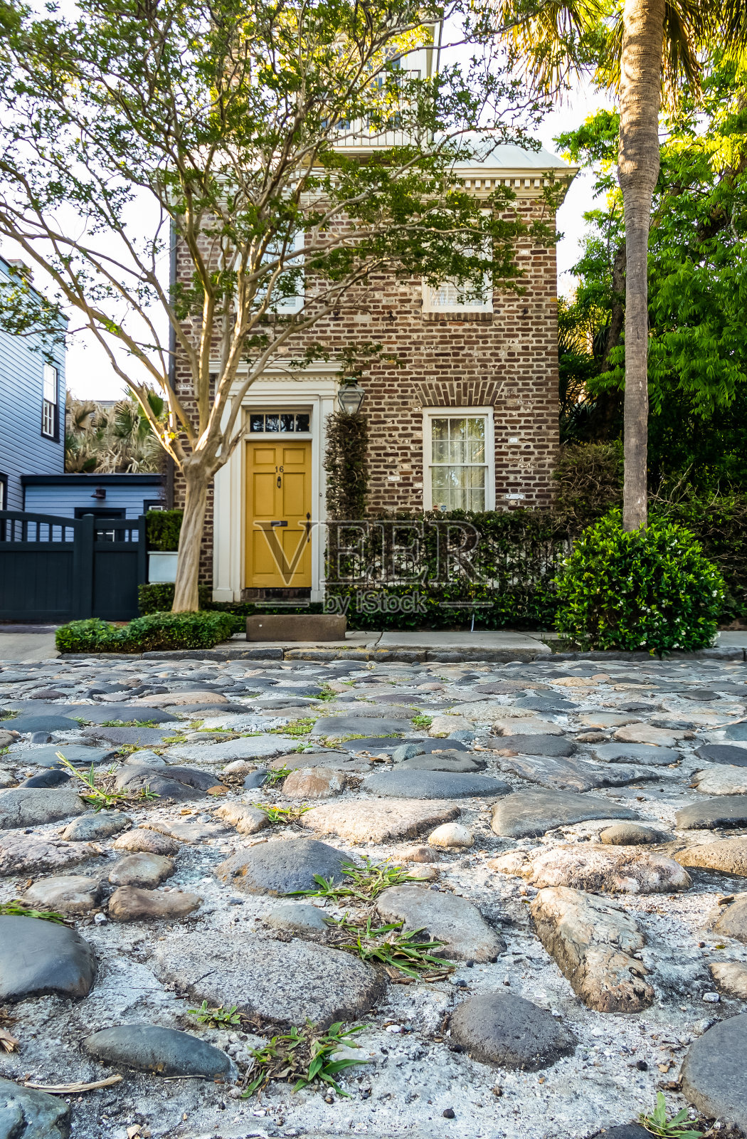 一个非常低角度的照片在鹅卵石街道对着一个家照片摄影图片