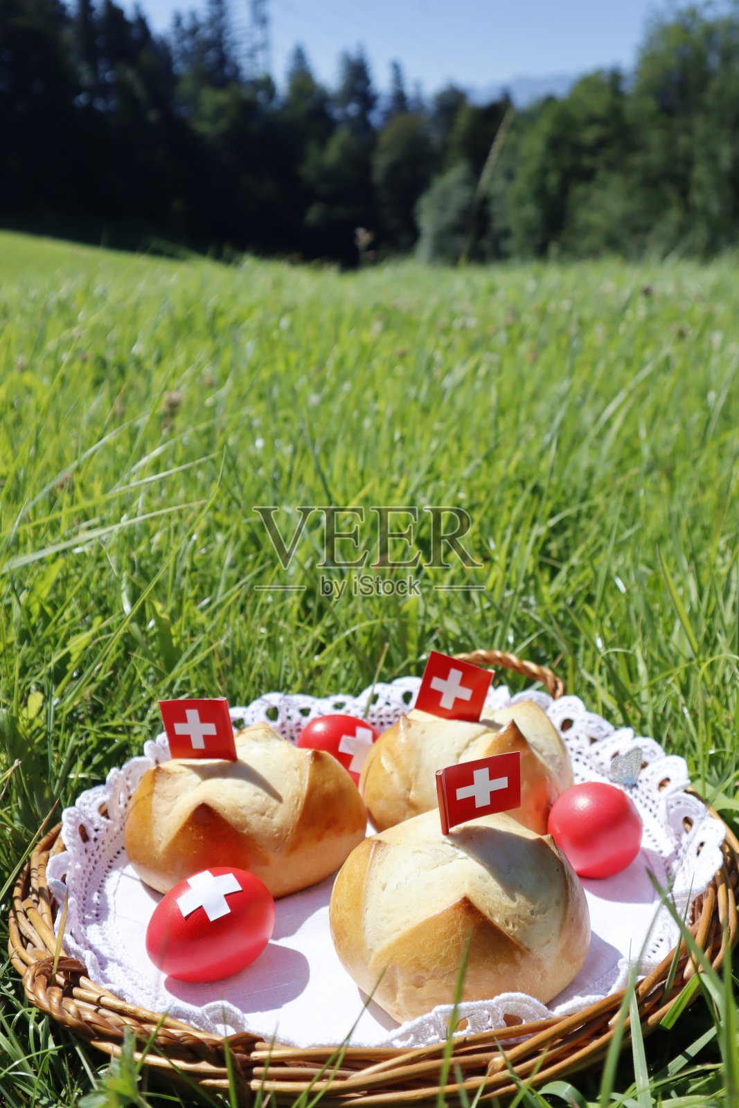 在瑞士国庆日(8月1日)前夕，人们烤制瑞士国旗形状的传统瑞士面包。照片摄影图片