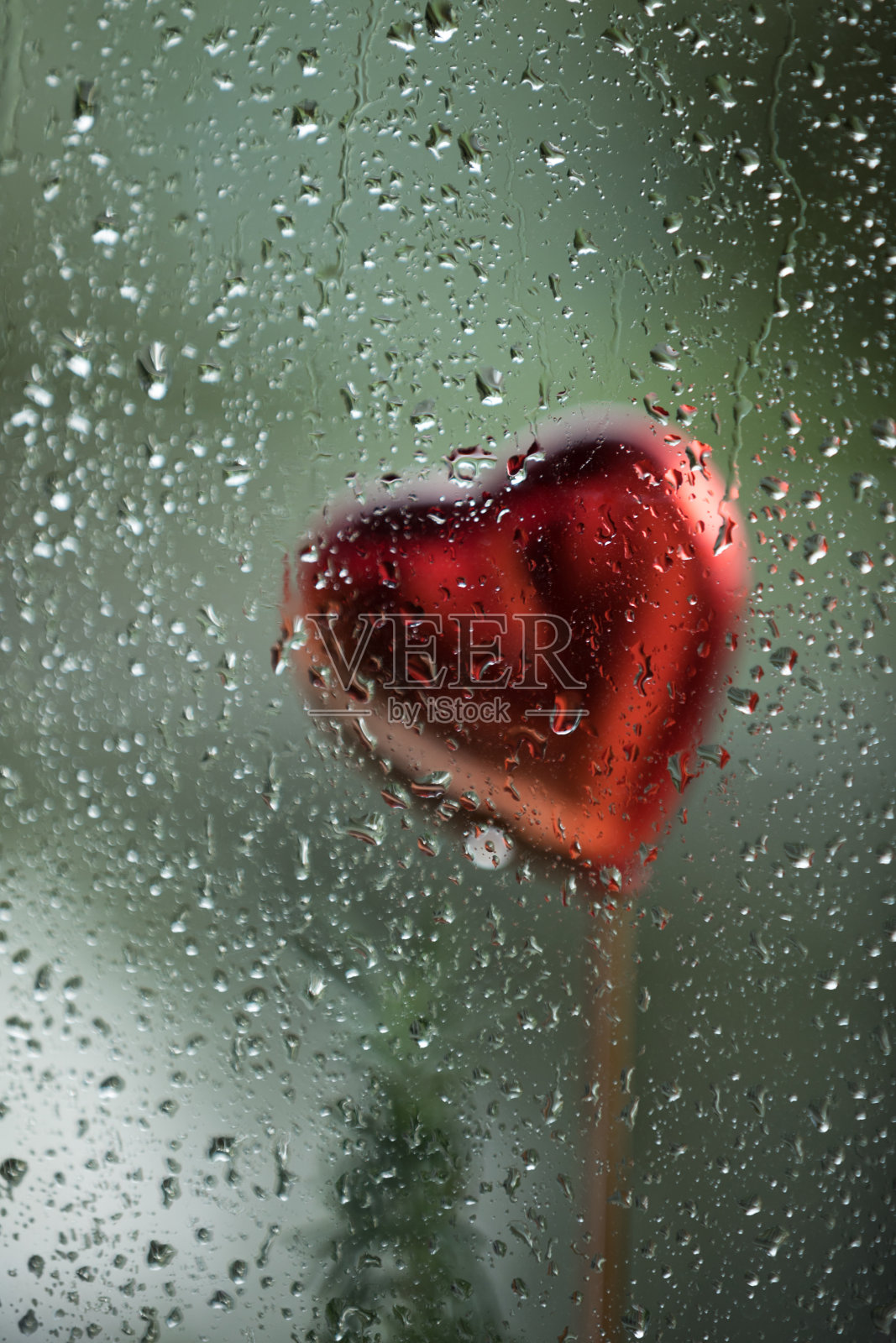 心形装饰和雨滴照片摄影图片