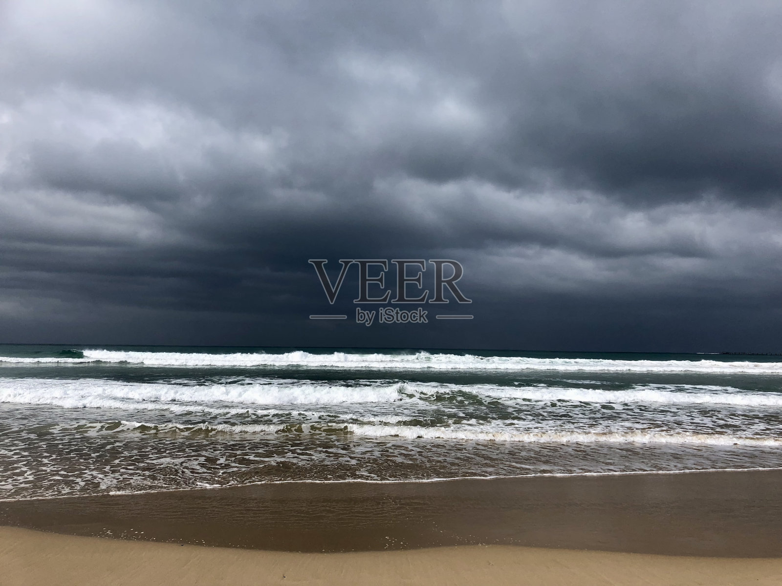 忧郁天空下的海滩照片摄影图片