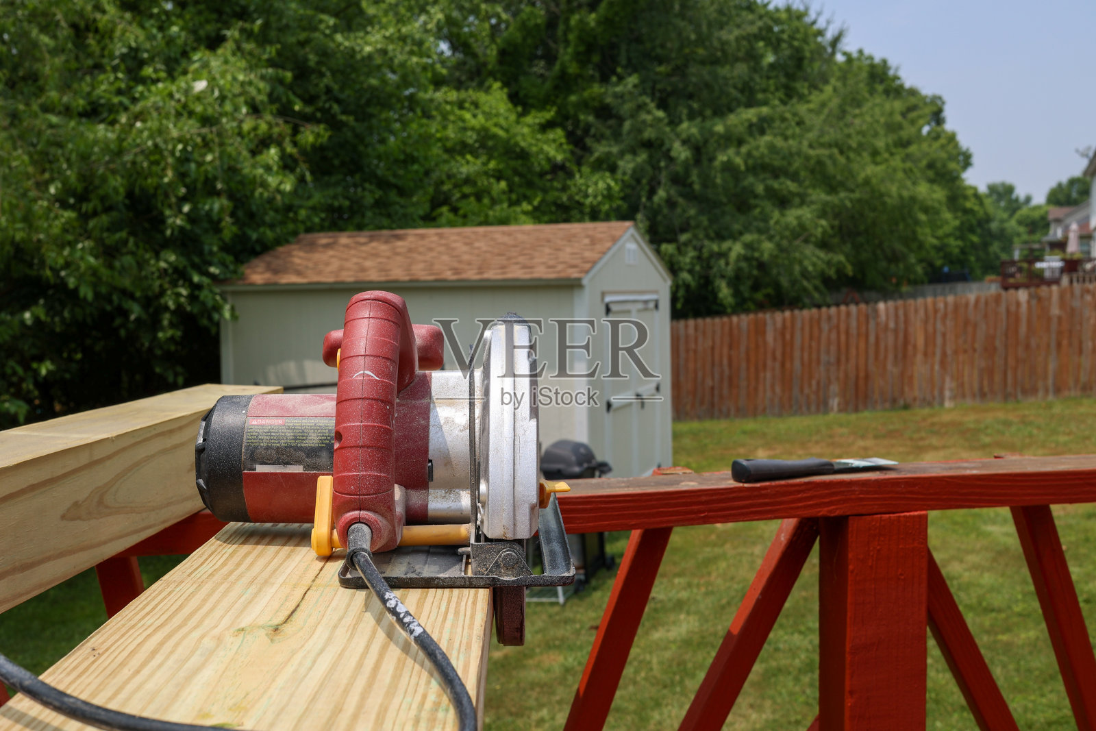 电锯在一块木头上的近景照片摄影图片