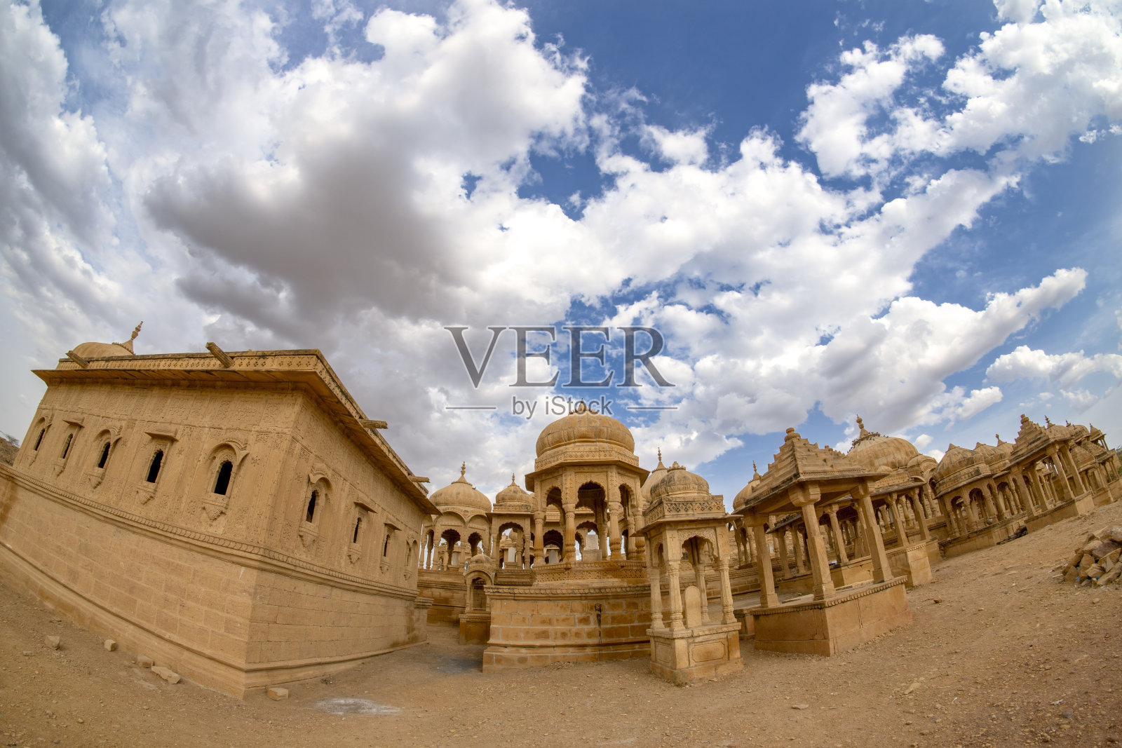 历史统治者的皇家纪念碑，也被称为Jaisalmer Chhatris，位于印度拉贾斯坦邦Jaisalmer的Bada Bagh。由黄色砂岩制成的纪念碑照片摄影图片