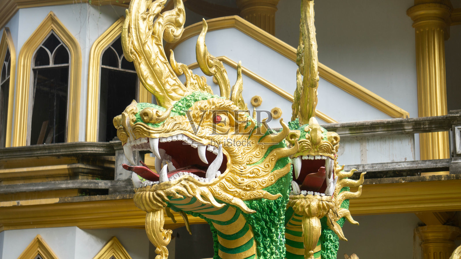 黄色和绿色的龙雕塑，在泰国甲米。照片摄影图片