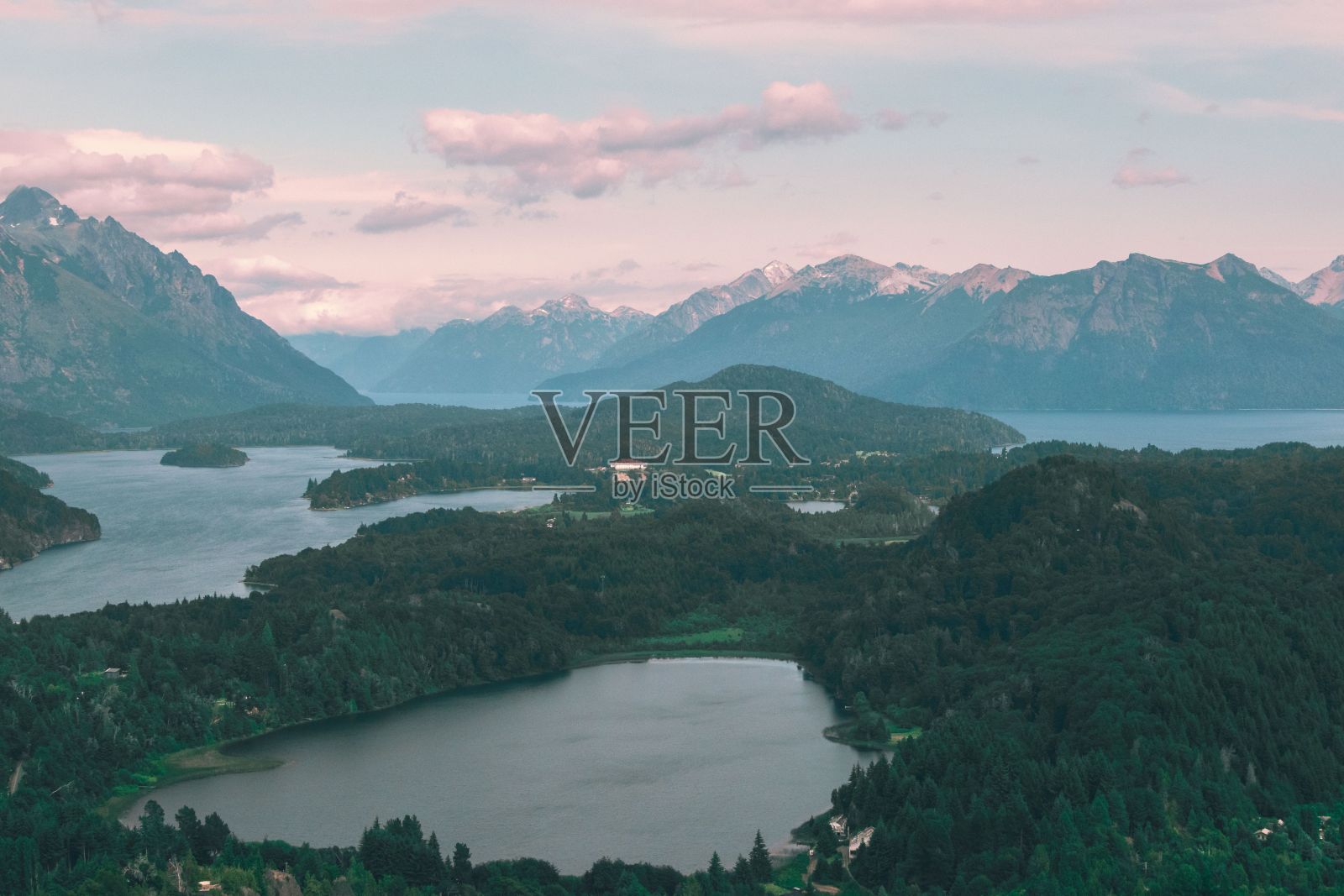 令人叹为观止的鸟瞰图令人眼花缭乱的湖泊和雄伟的山脉位于Cerro Campanario照片摄影图片