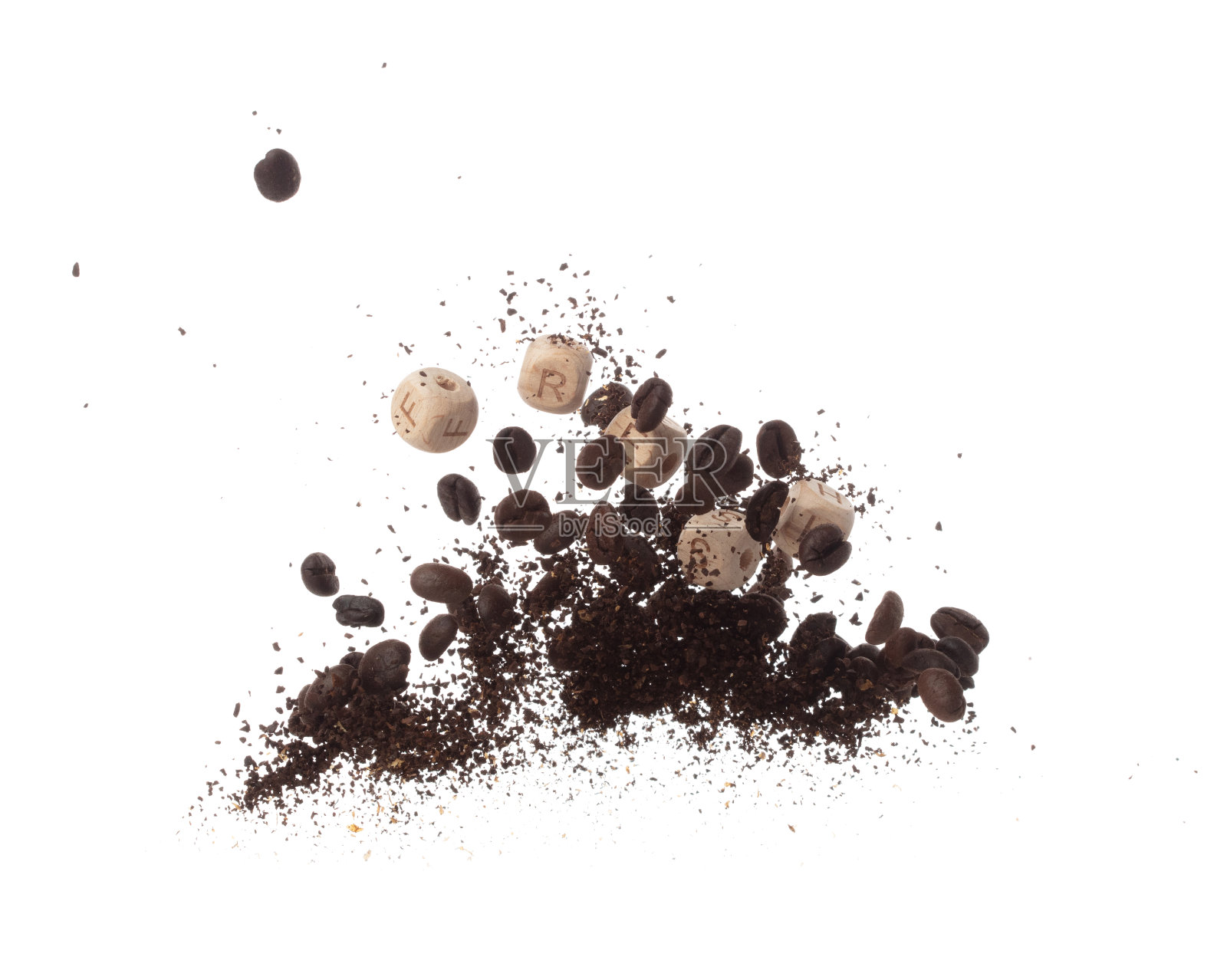 香气浓郁的新鲜烘焙咖啡豆在空中飞舞，与字母积木玩具珠“FRESH”共舞，体现了咖啡籽粉的精髓。白底孤立爆炸照片摄影图片