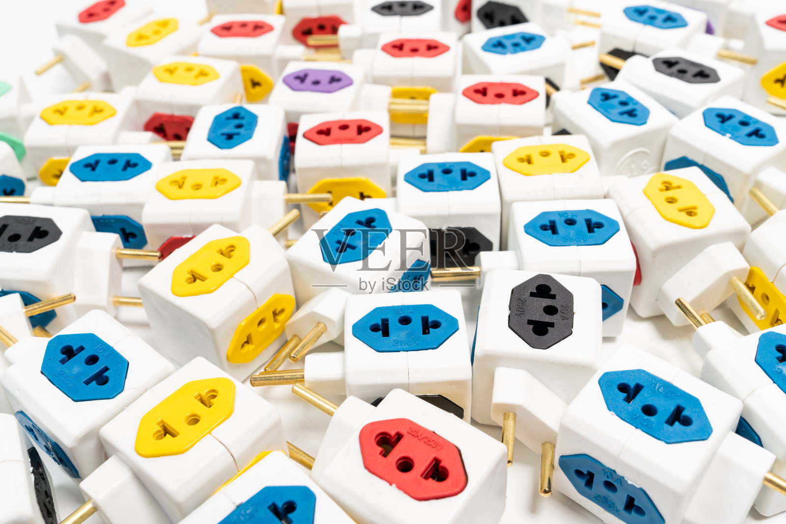 彩色多插头电源适配器上隔离白色。照片摄影图片