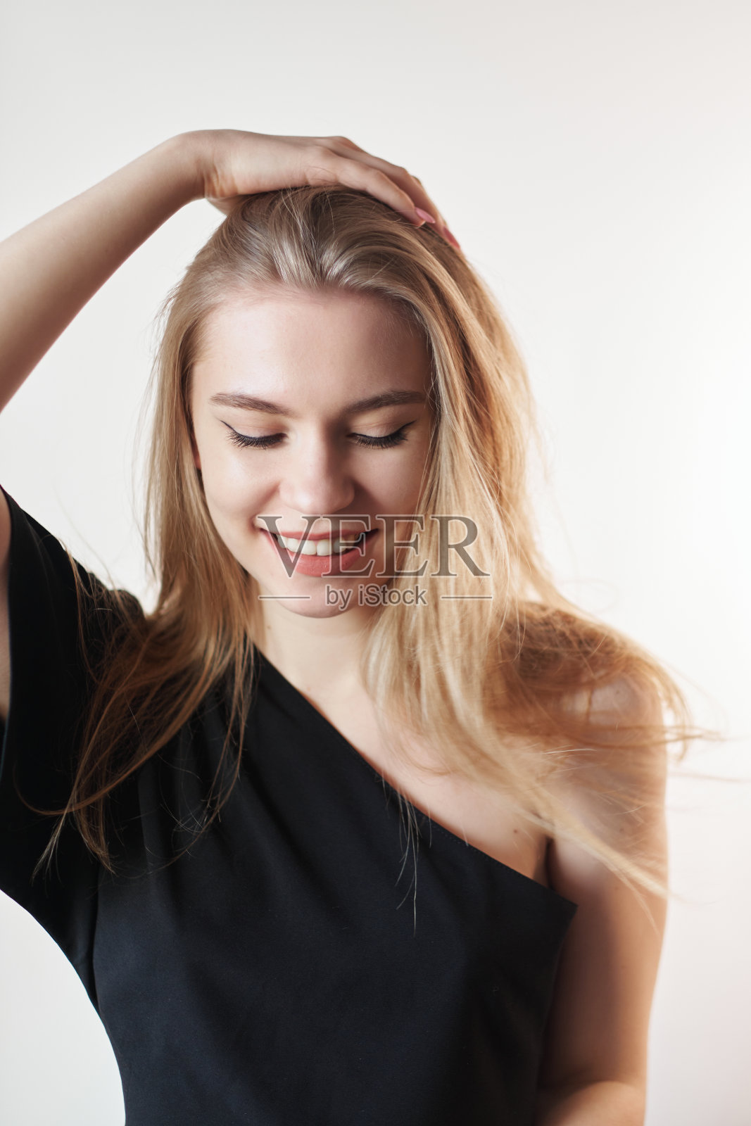 肖像的年轻女子与自然化妆和自然造型的青春概念照片摄影图片