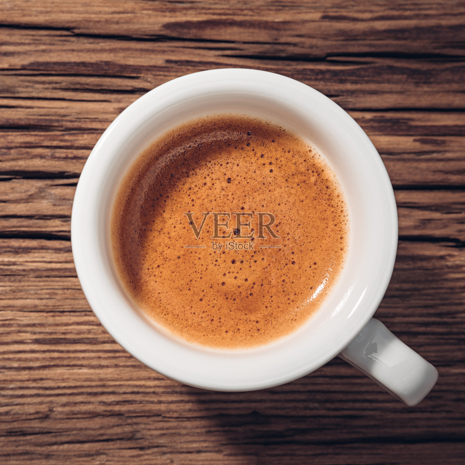 小杯意式浓缩咖啡，在木头上加奶油照片摄影图片