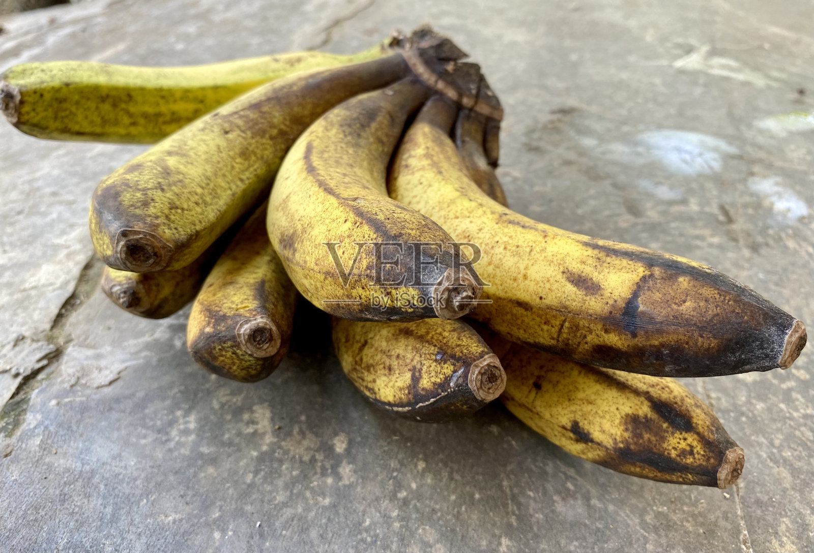 地板上熟香蕉的特写照片摄影图片