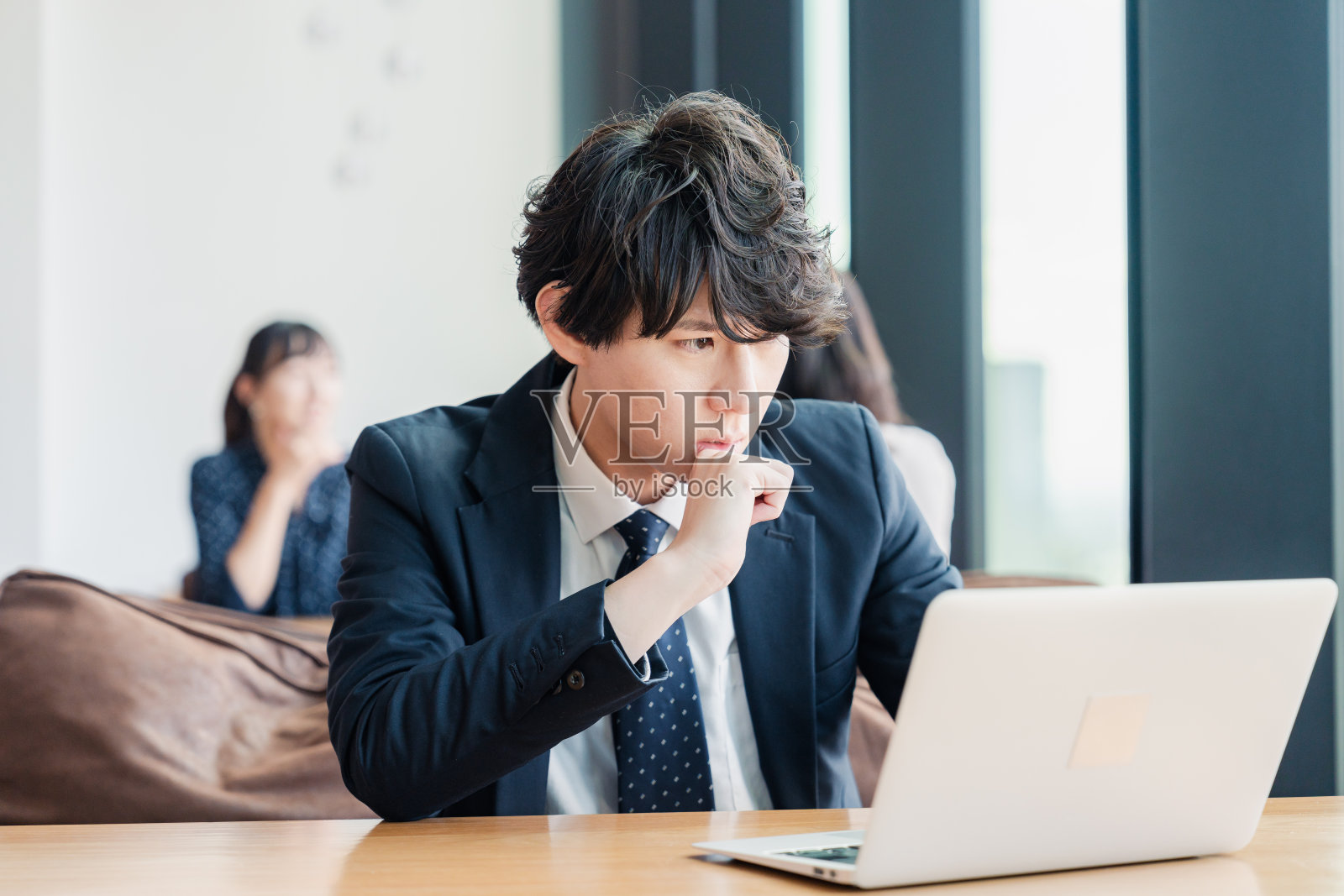 在办公室里与个人电脑搏斗的商人照片摄影图片