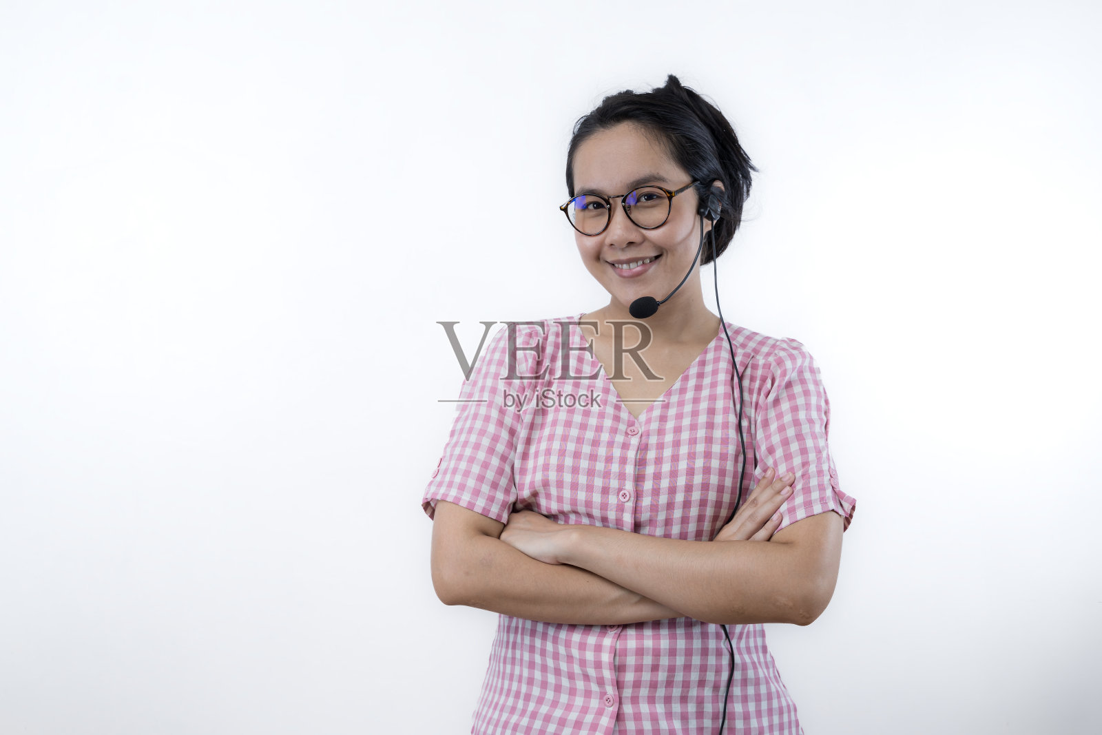 有吸引力的时髦开朗的女孩的肖像帮助柜台服务显示复制空间孤立在明亮的白色孤立的背景。照片摄影图片