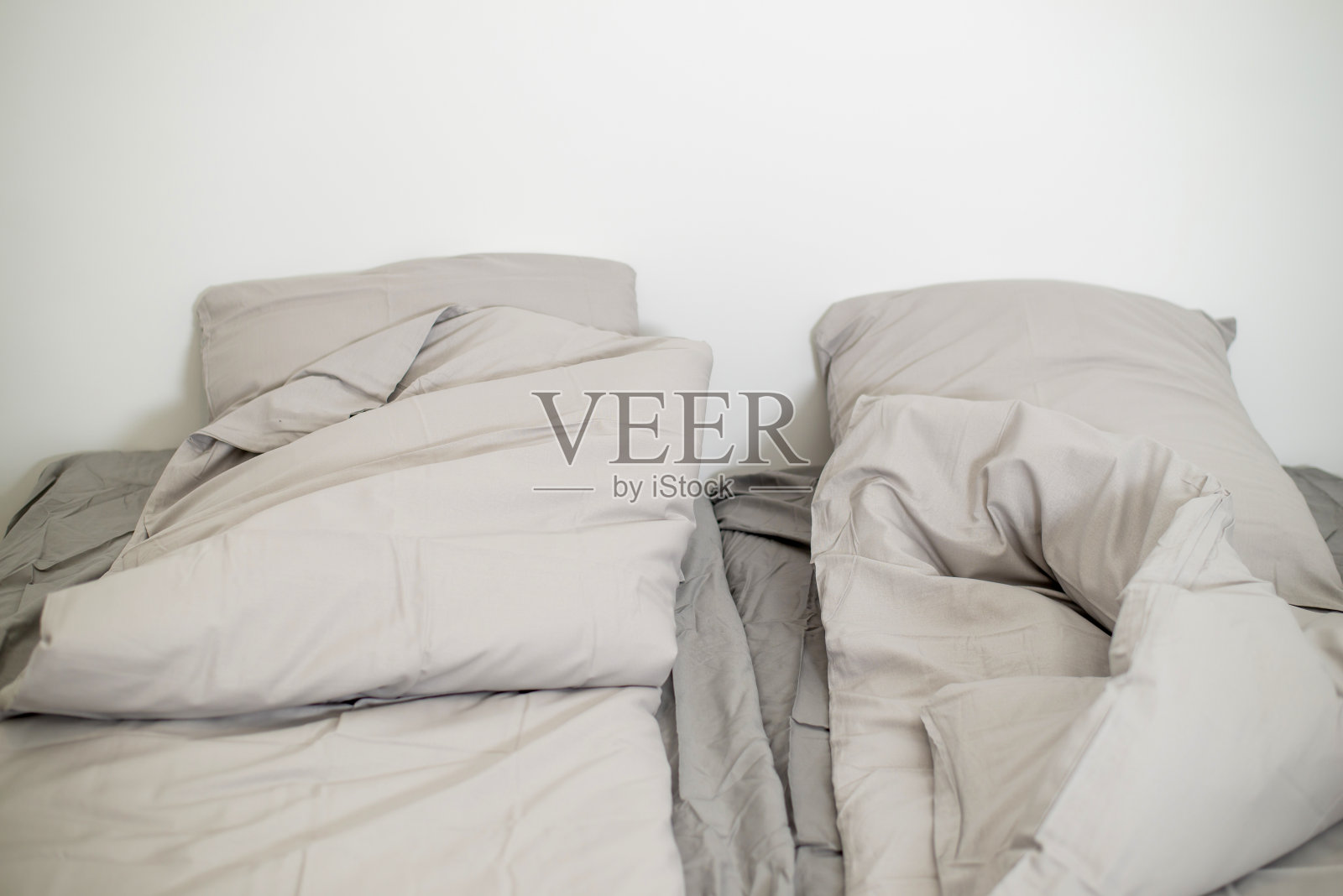 白色房间里的空床。酒店房间，双人卧室。照片摄影图片